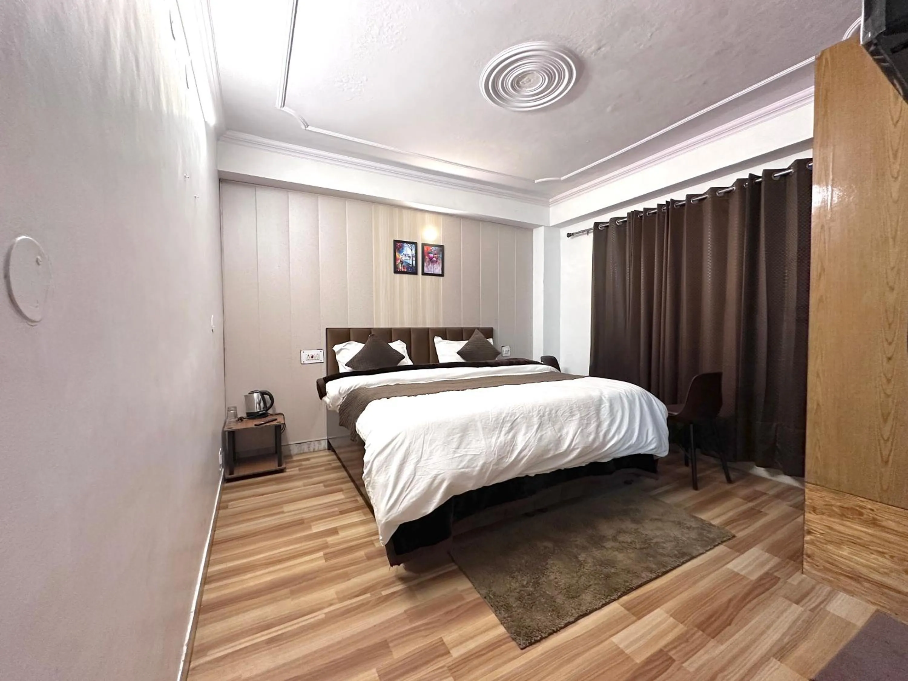 Bedroom, Bed in The Misty Pines Inn