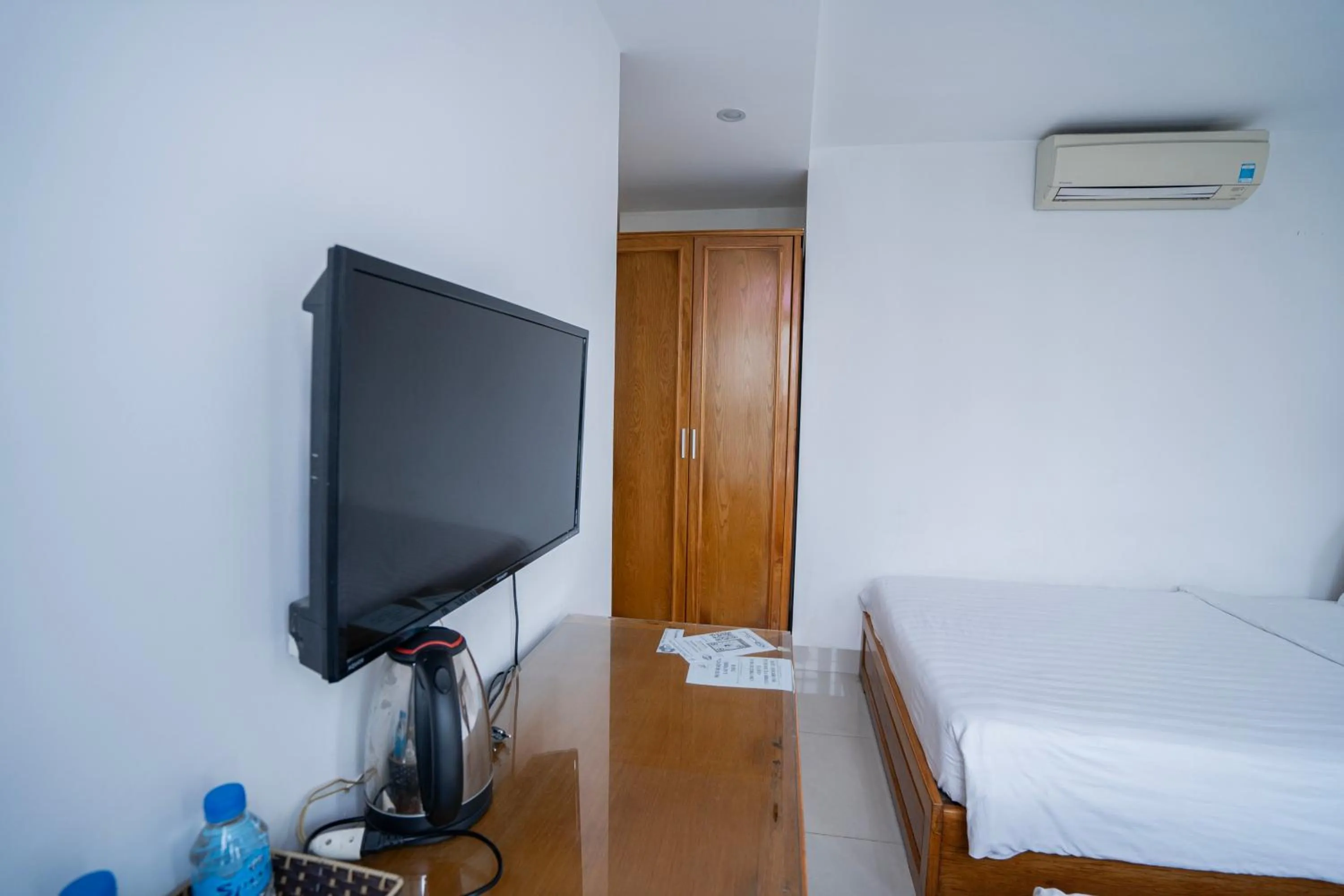 Bed, TV/Entertainment Center in Sea Castle Hotel