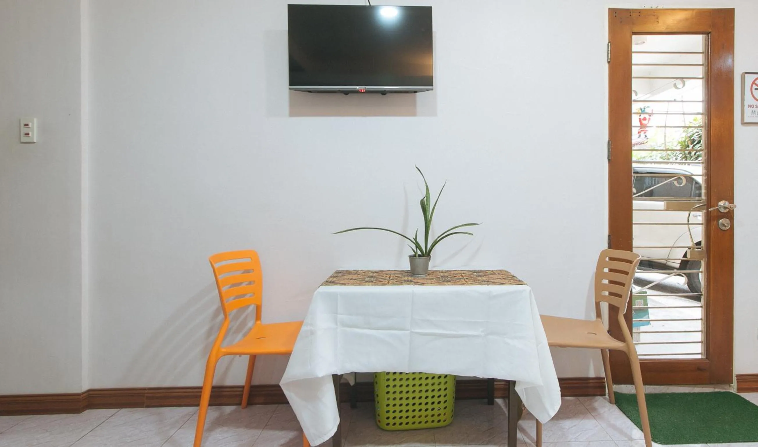 Dining area in Catlea Inn