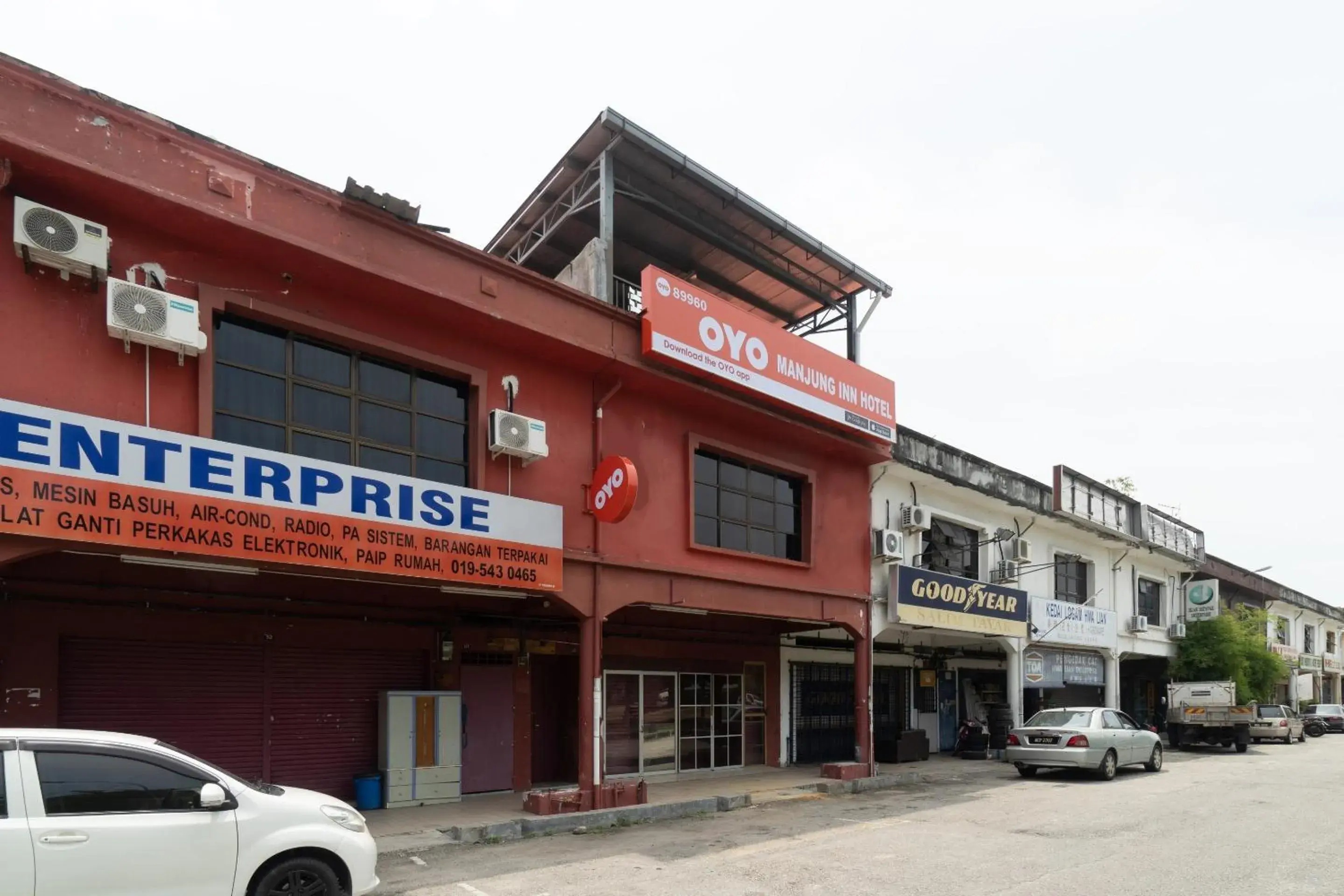 Facade/entrance, Property Building in OYO 89960 Manjung Inn Hotel