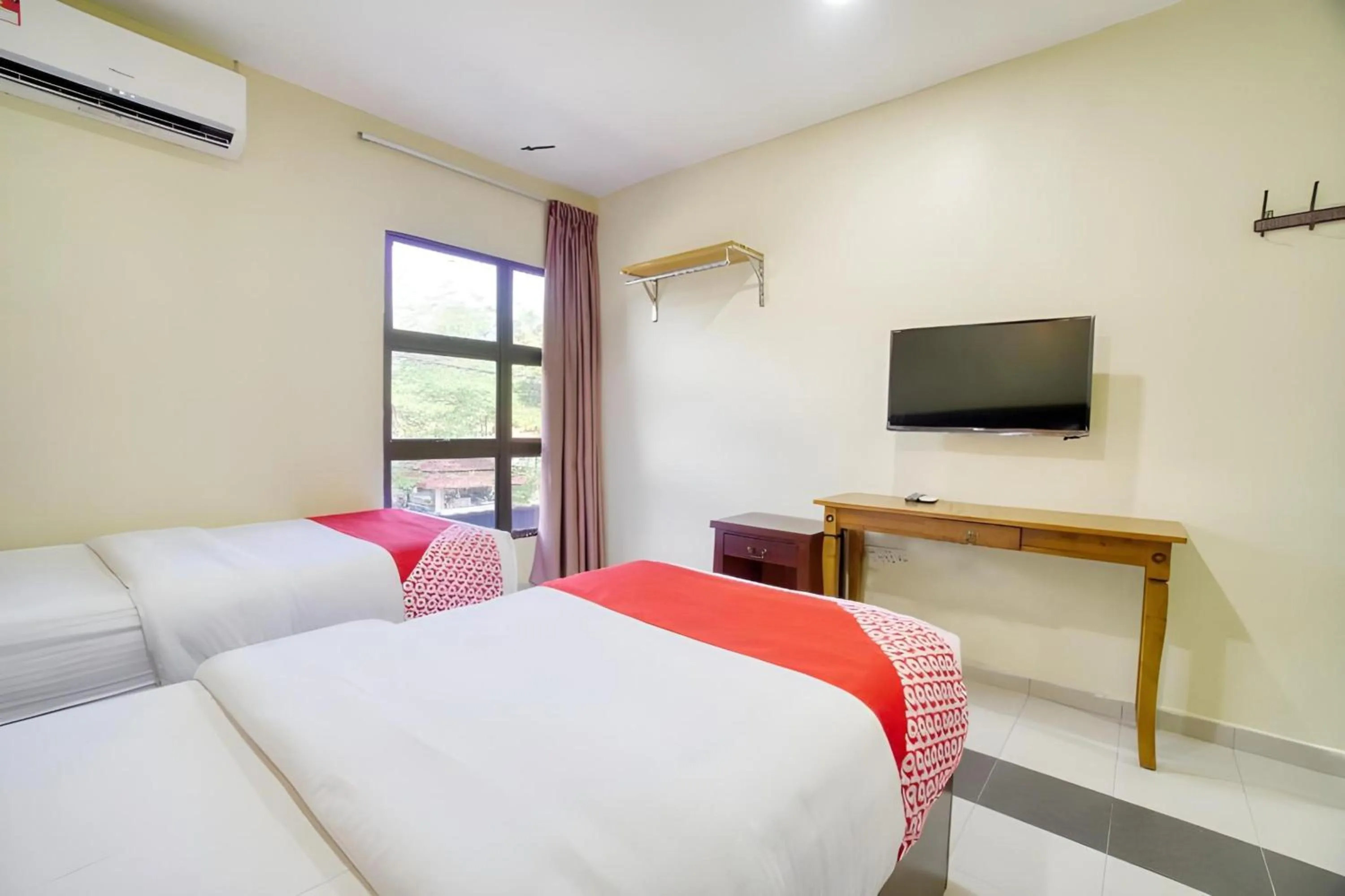 Photo of the whole room, Bed in OYO 89960 Manjung Inn Hotel