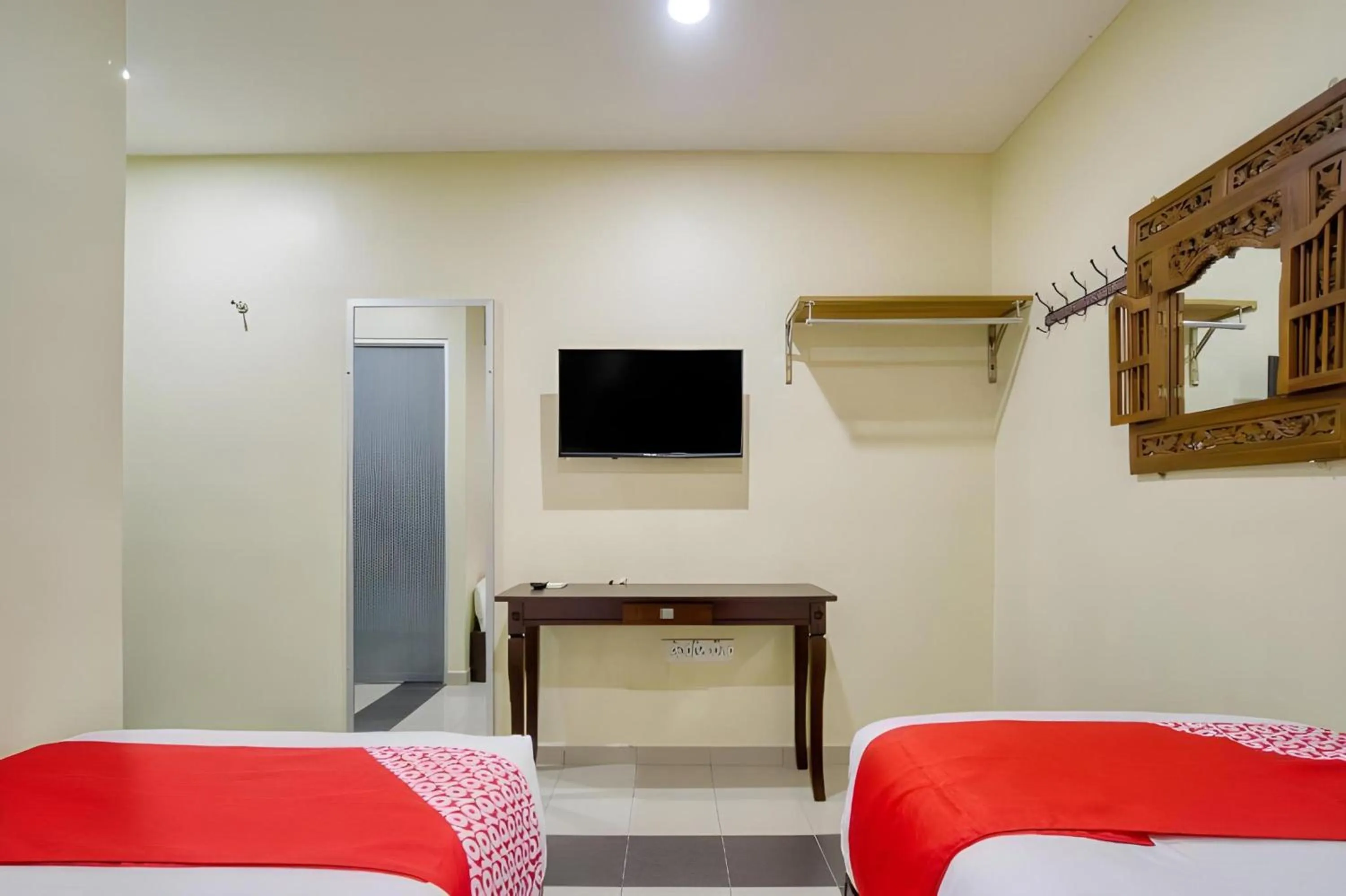 Communal lounge/ TV room, Bed in OYO 89960 Manjung Inn Hotel