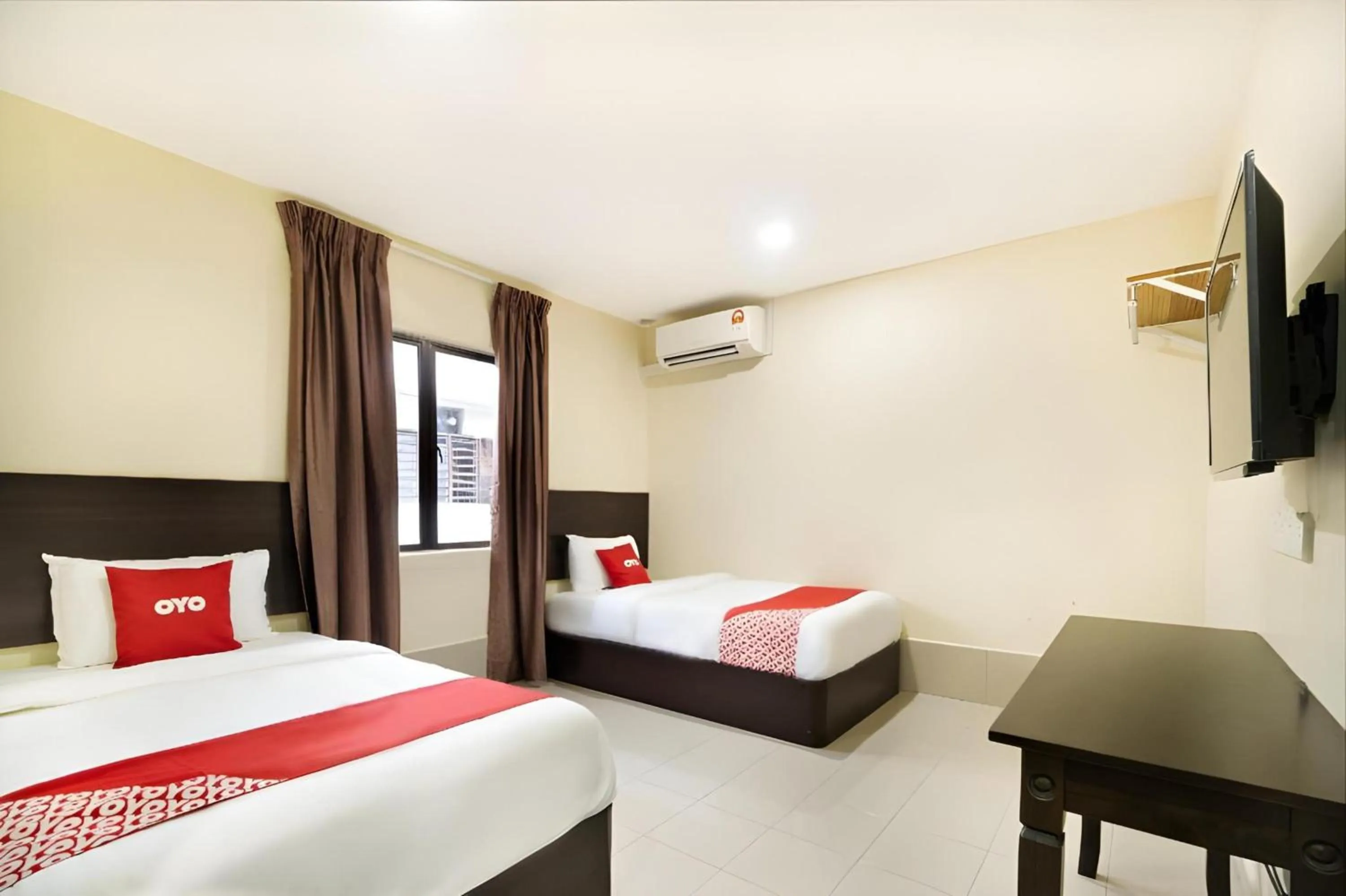 air conditioner, Bed in OYO 89960 Manjung Inn Hotel