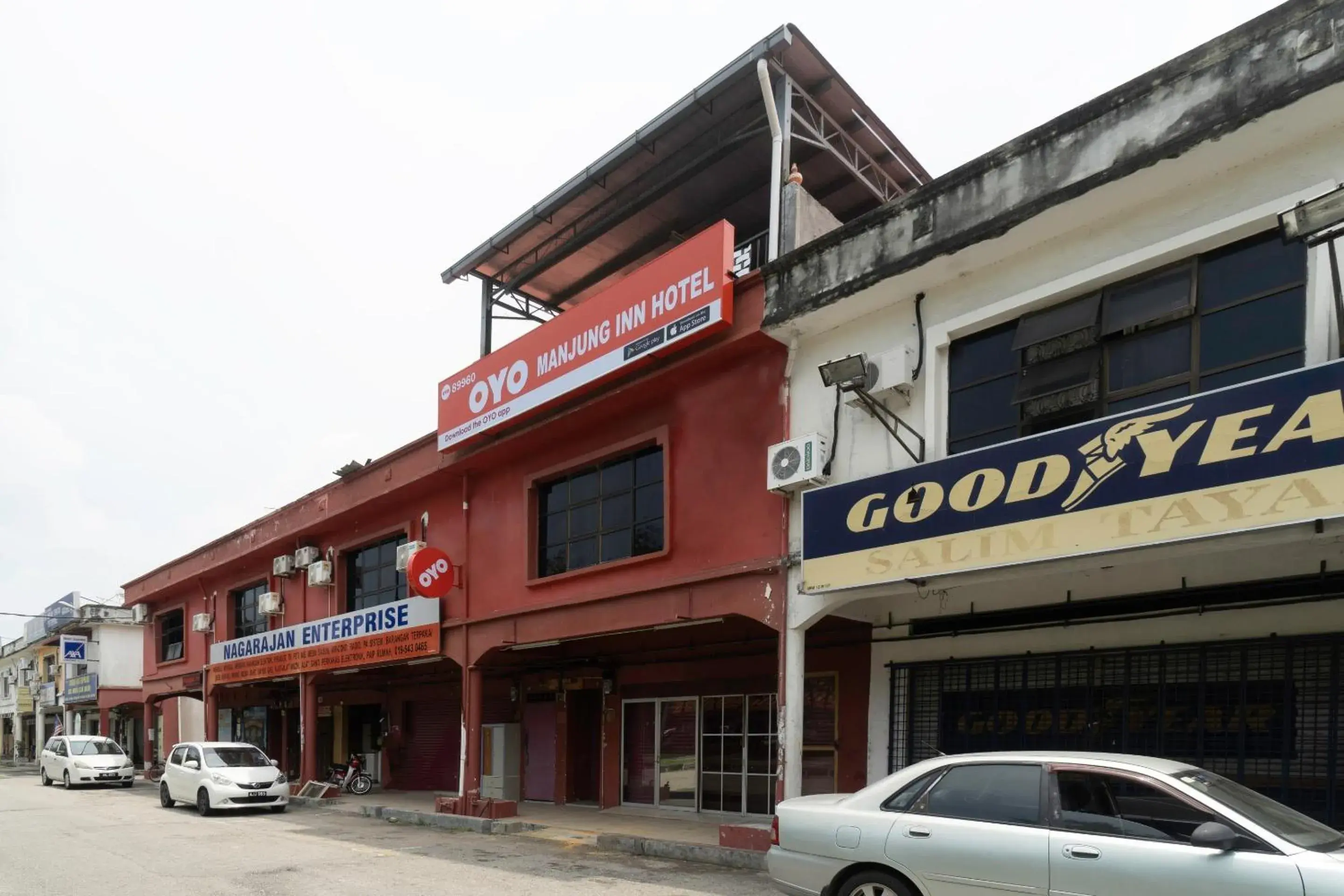 Facade/entrance, Property Building in OYO 89960 Manjung Inn Hotel