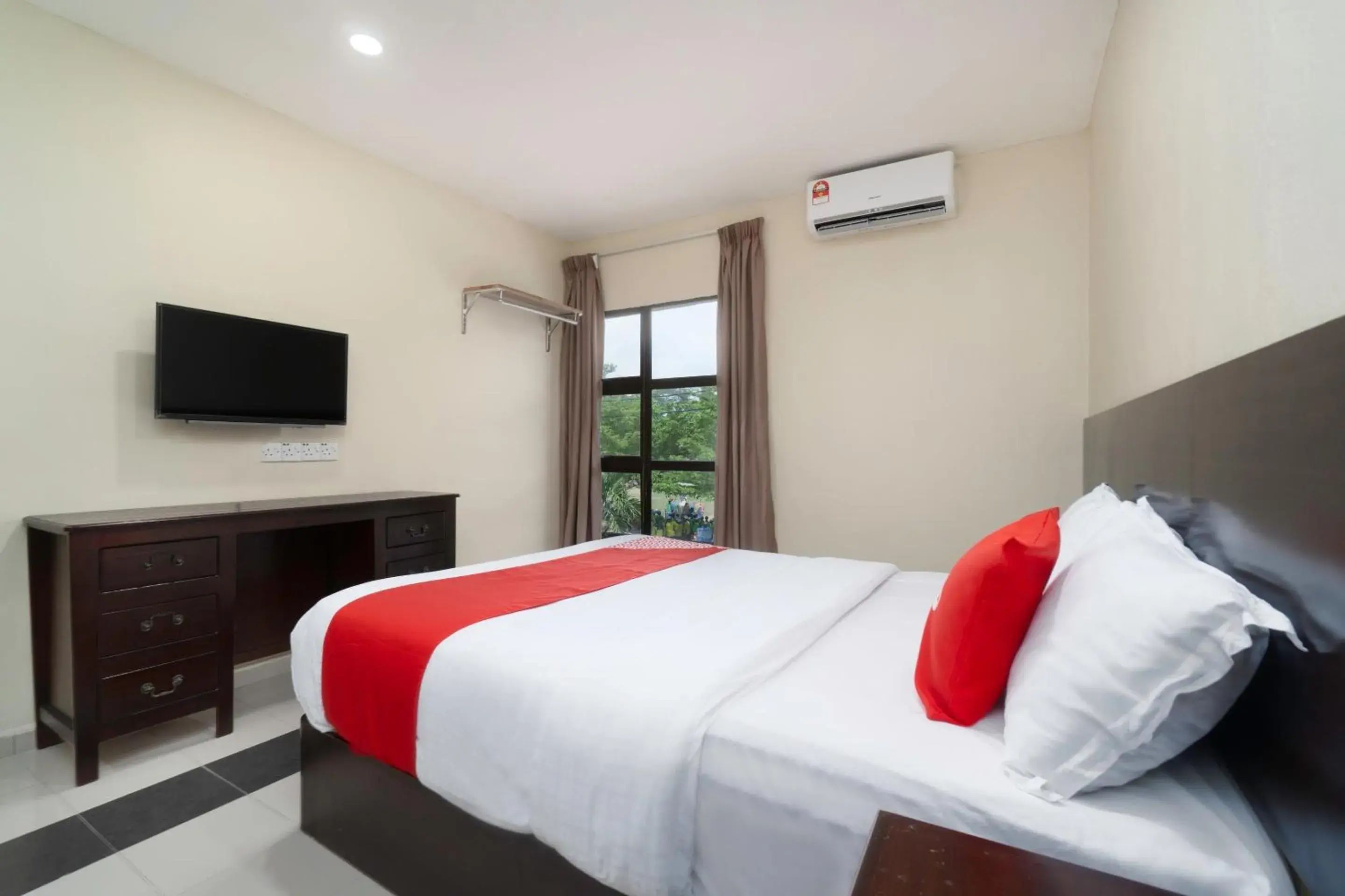 Bedroom in OYO 89960 Manjung Inn Hotel