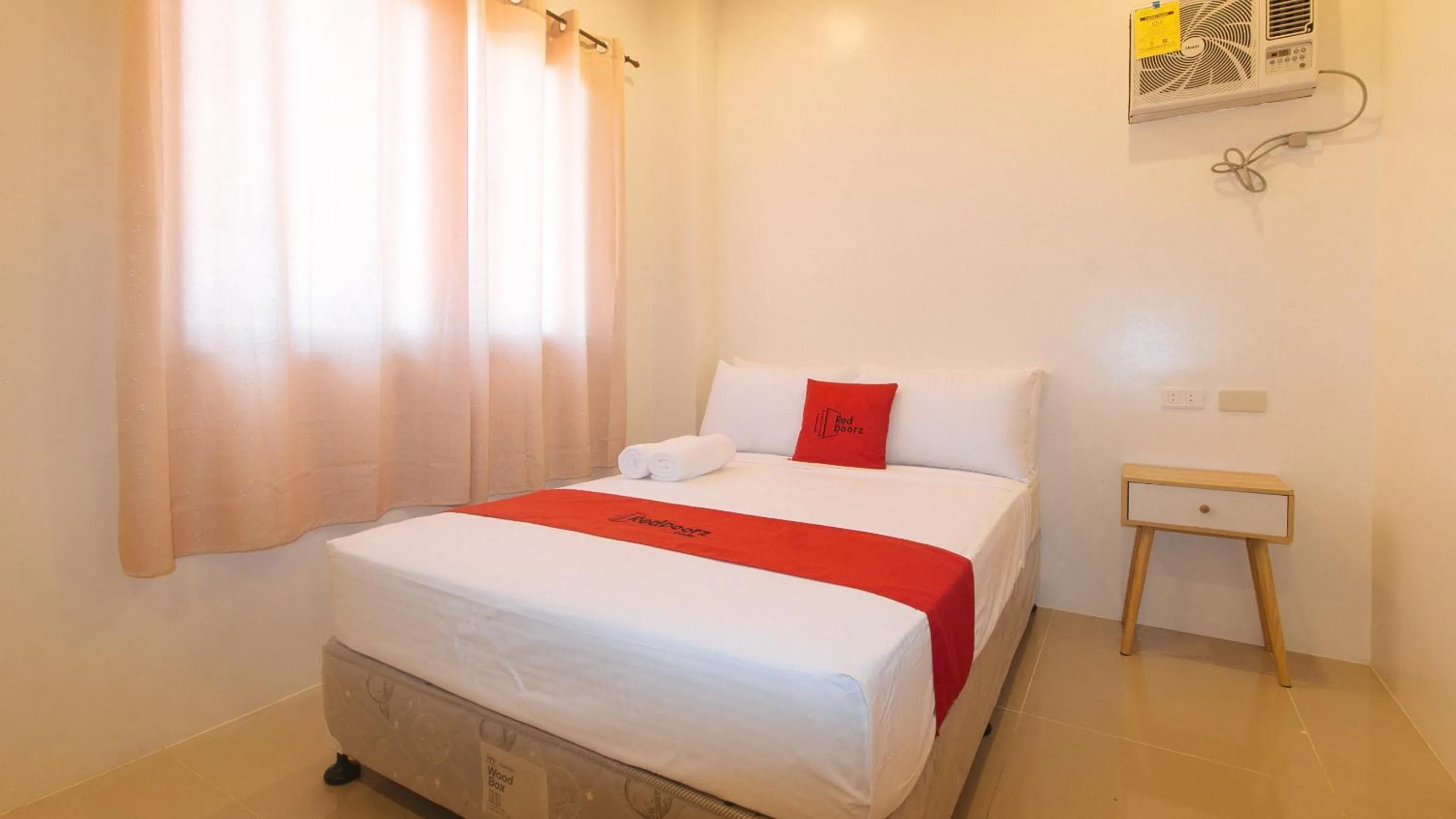 RedDoorz @ LM Apartelle Boracay