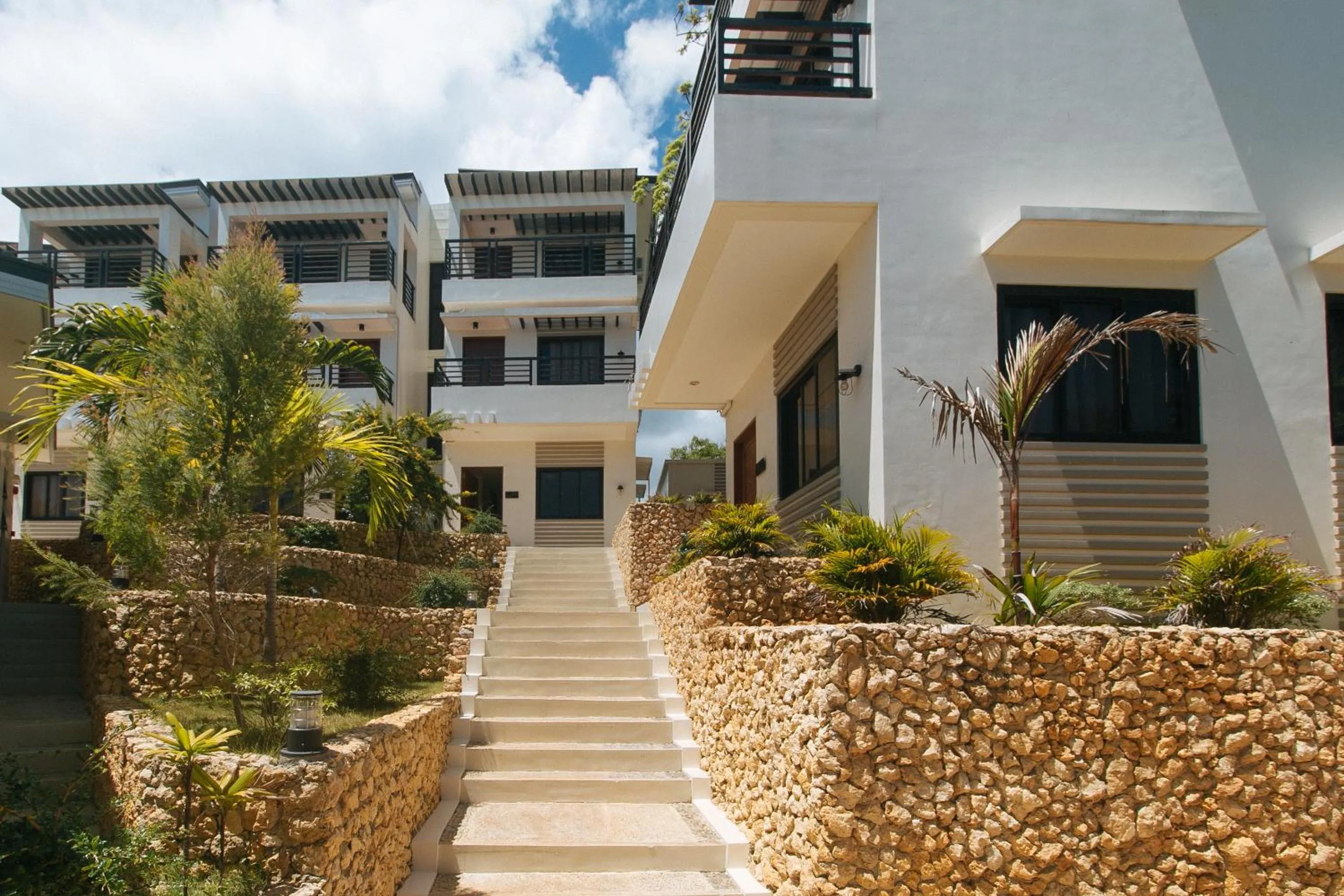 RedDoorz @ LM Apartelle Boracay