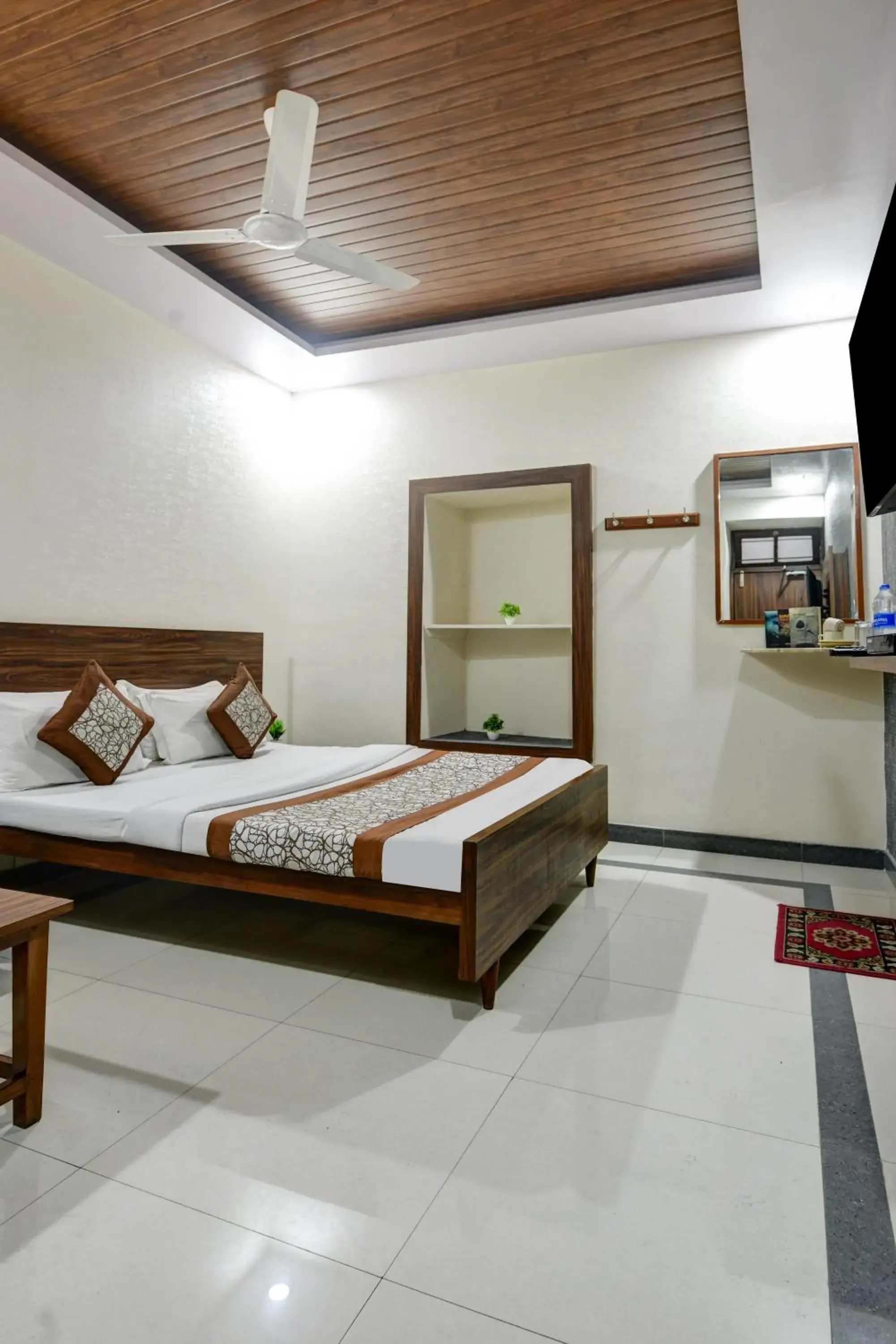 Deluxe Double Studio - single occupancy in New Royal Hotel Just Near Old Delhi Railway Station And Chandni Chowk Deluxe Double Studio - single occupancy in New Royal Hotel Just Near Old Delhi Railway Station And Chandni Chowk