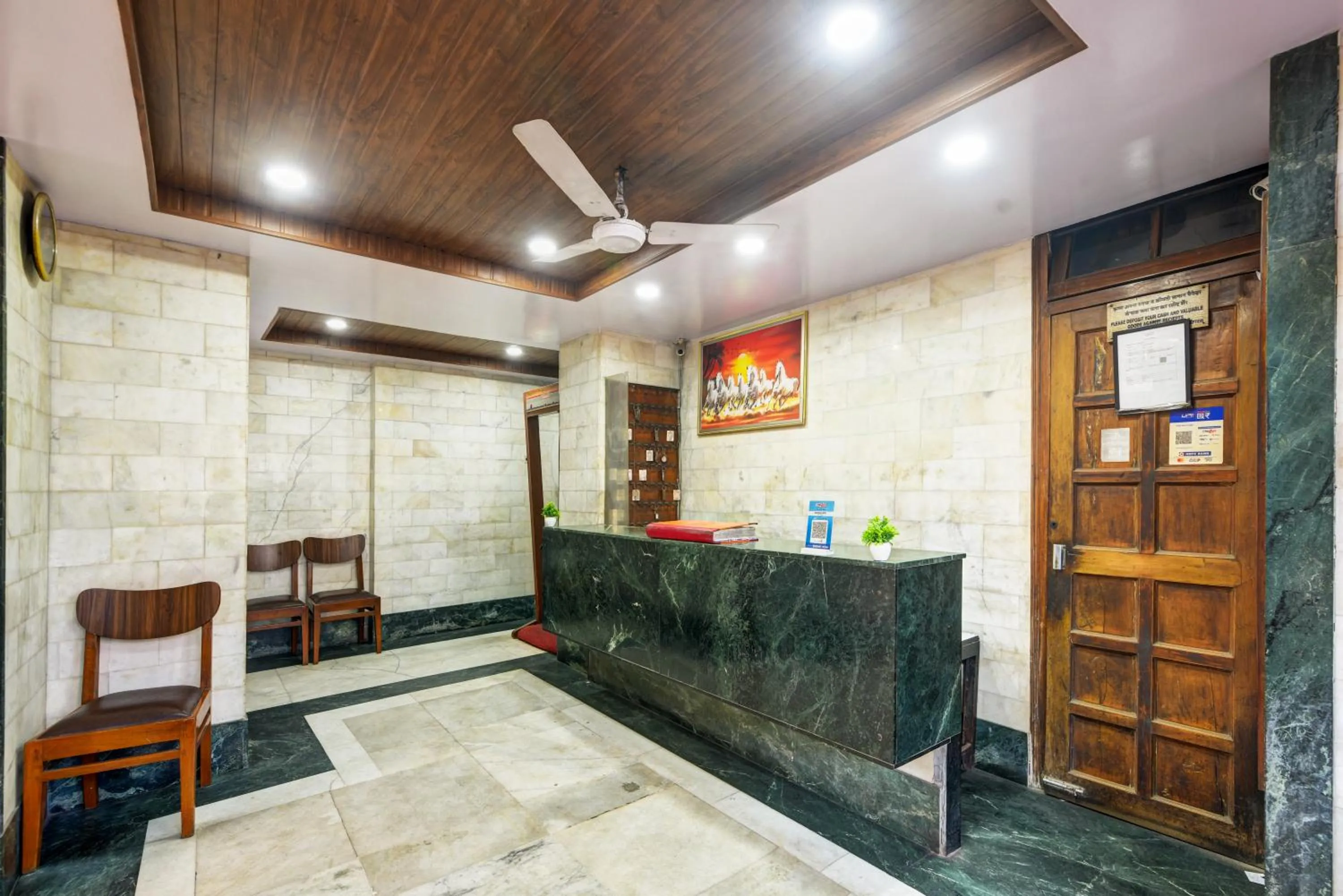 Living room in New Royal Hotel Just Near Old Delhi Railway Station And Chandni Chowk