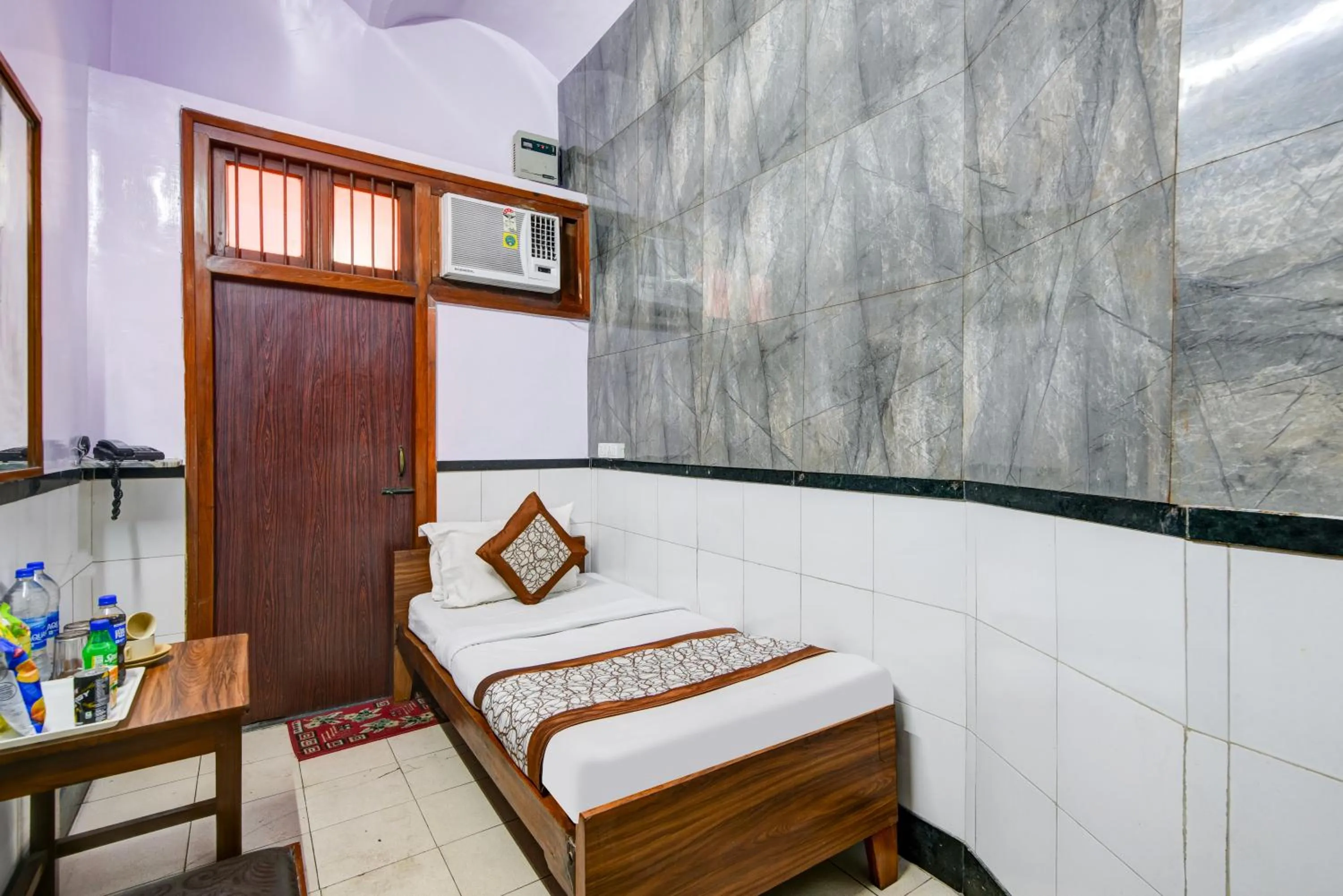 Bed in New Royal Hotel Just Near Old Delhi Railway Station And Chandni Chowk