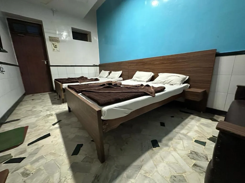 Bedroom, Bed in New Royal Hotel