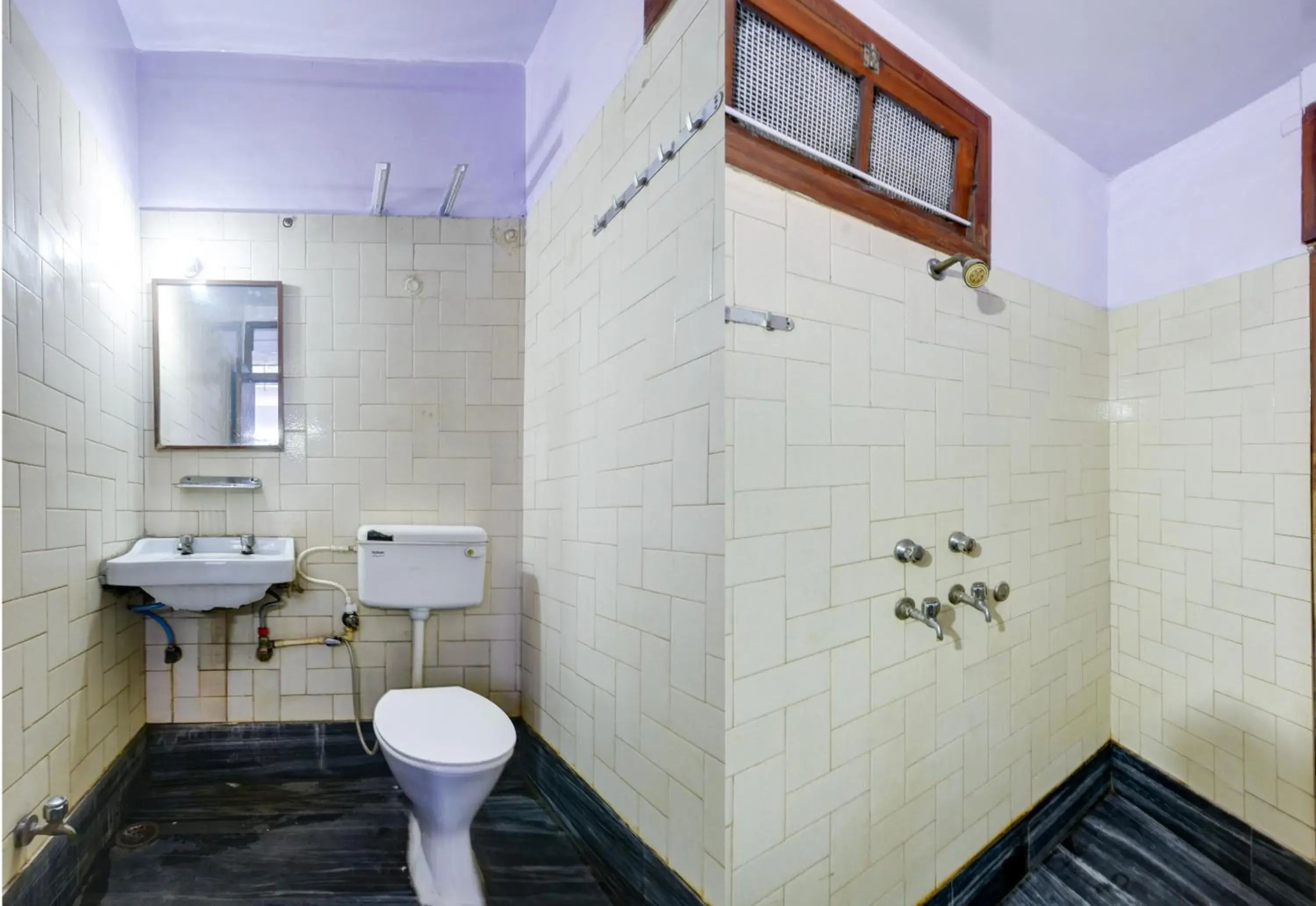 Toilet in New Royal Hotel Just Near Old Delhi Railway Station And Chandni Chowk Toilet in New Royal Hotel Just Near Old Delhi Railway Station And Chandni Chowk