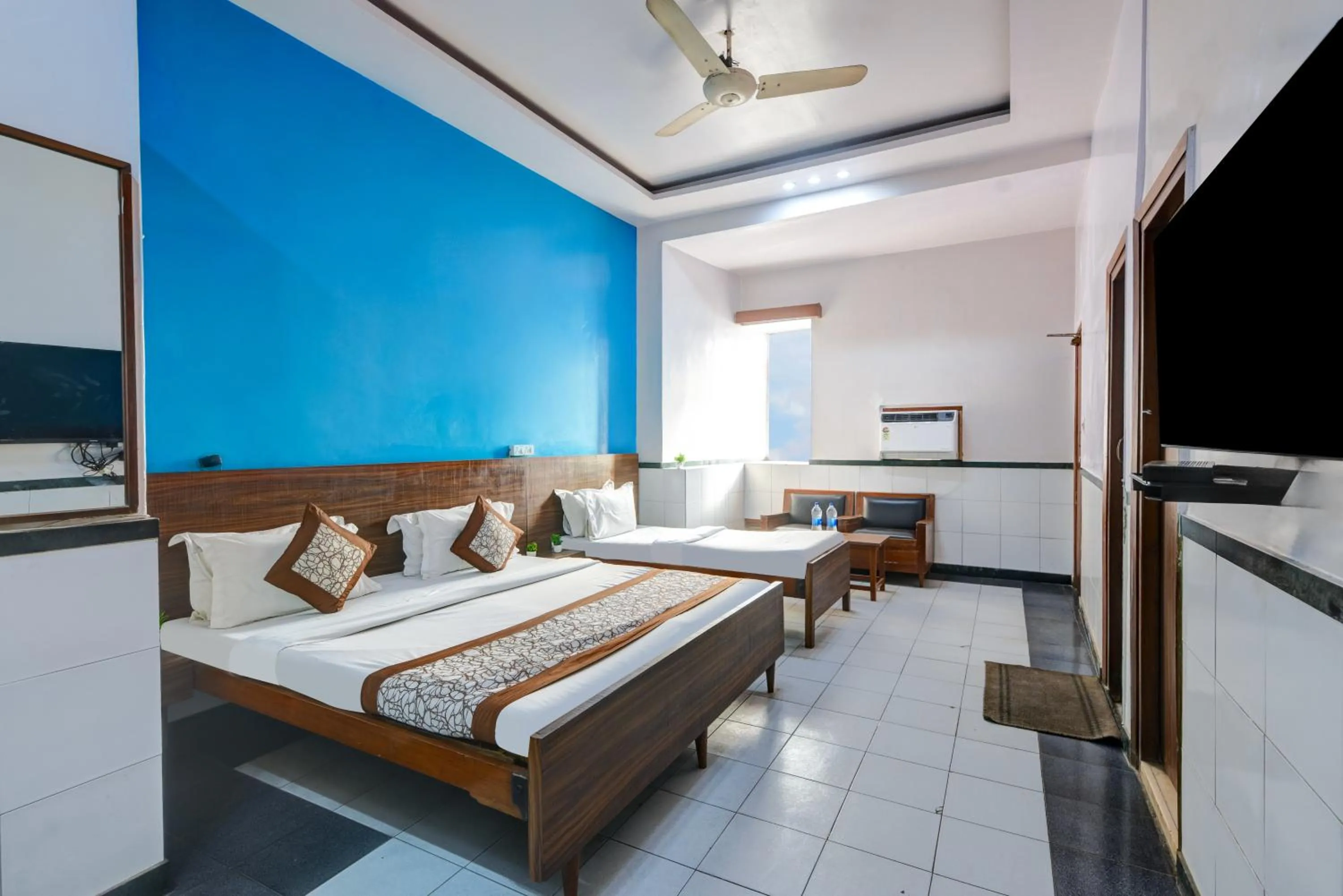 Bed in New Royal Hotel Just Near Old Delhi Railway Station And Chandni Chowk