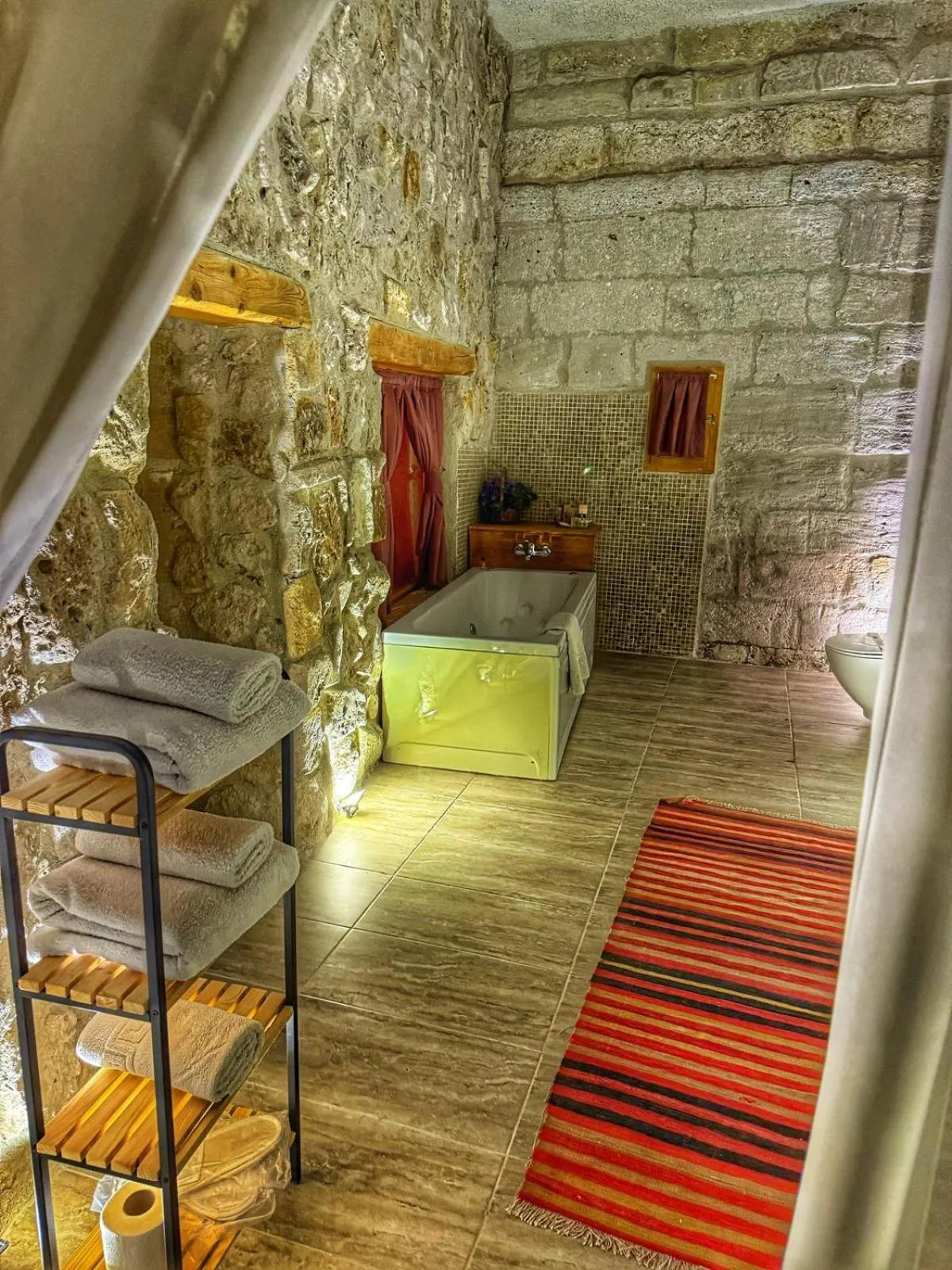 Hot Tub in My Cave Suites