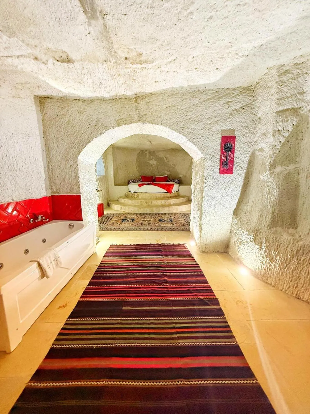 Hot Tub, Bed in My Cave Suites