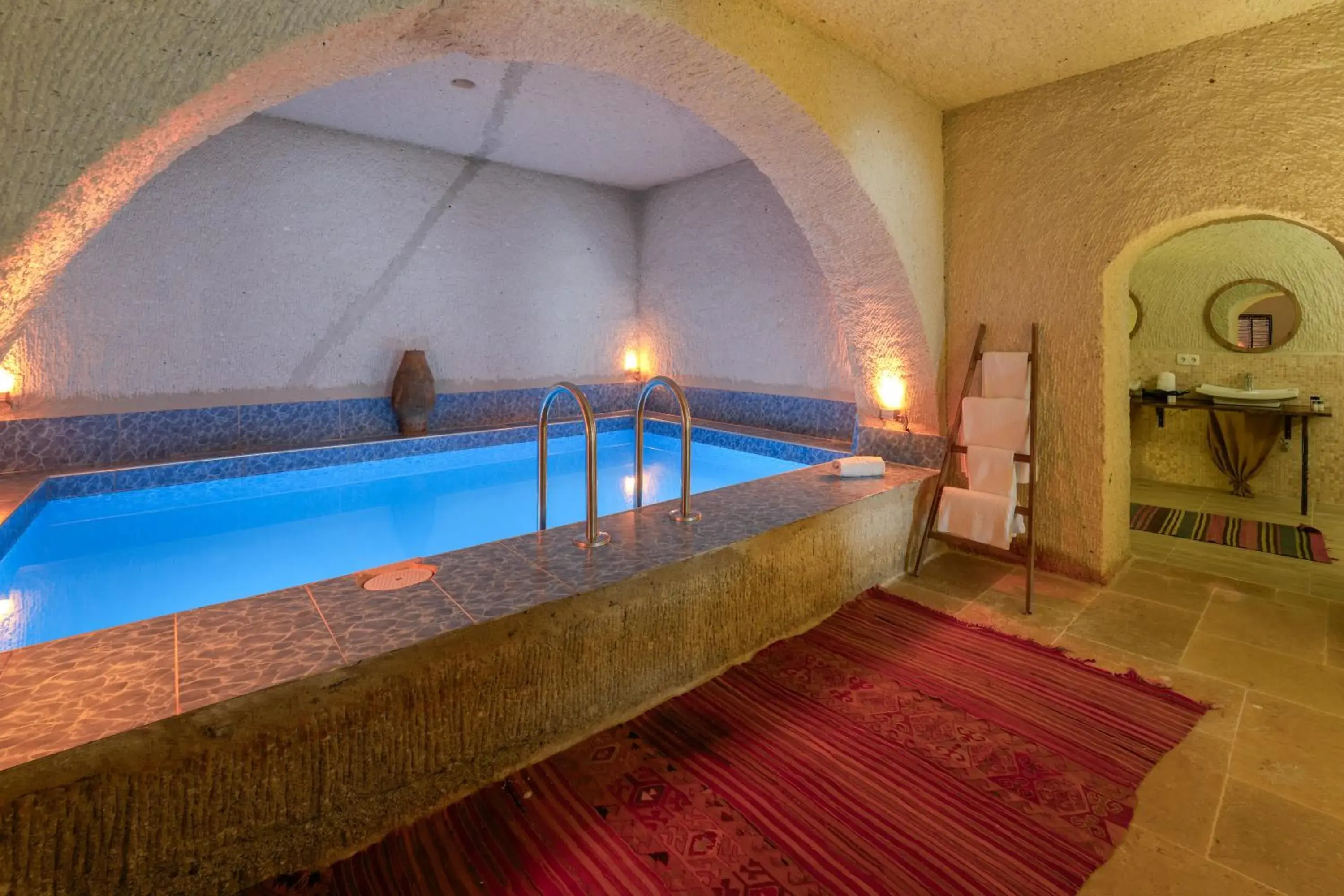 Swimming pool in My Cave Suites Swimming pool in My Cave Suites