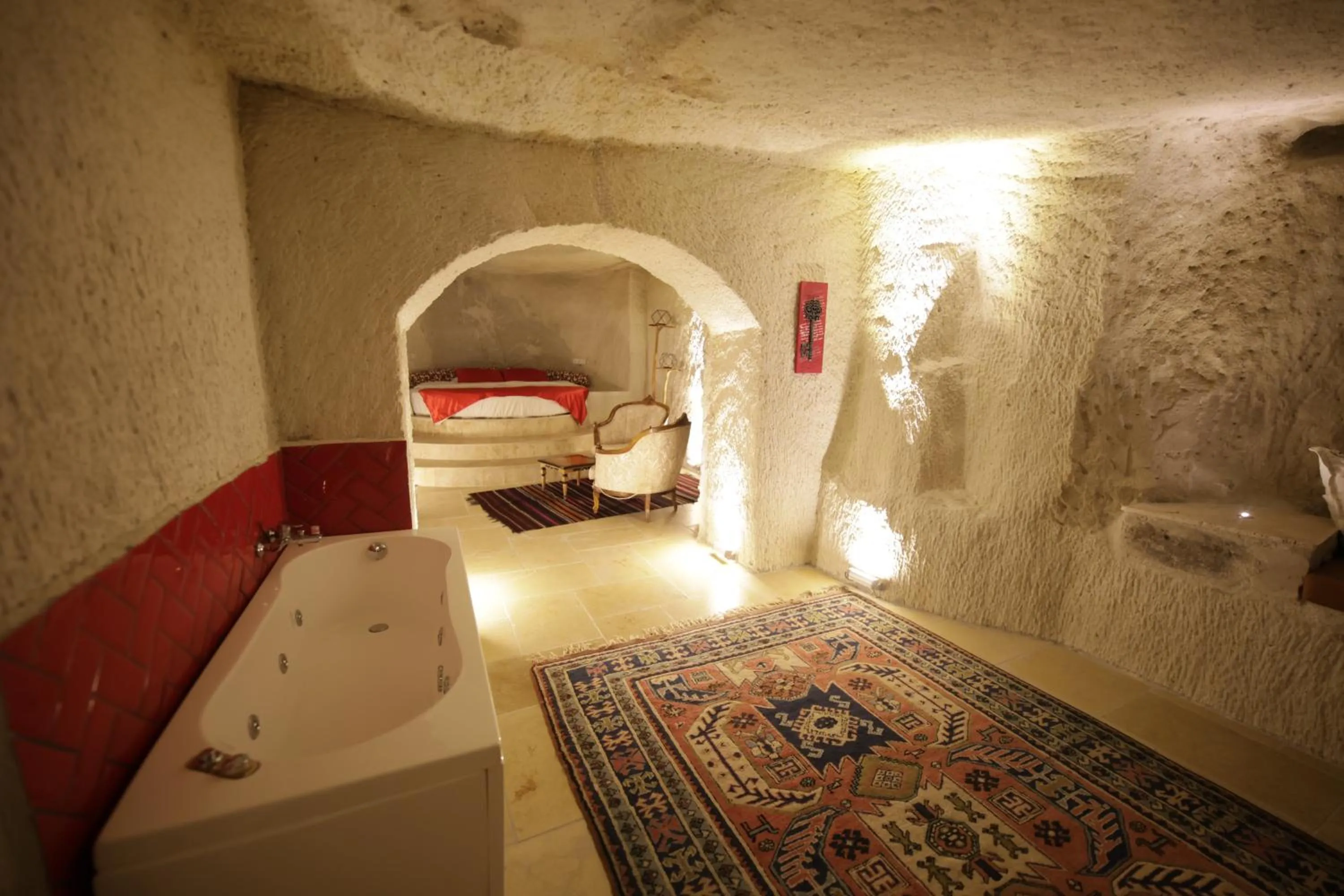 Hot Tub, Bed in My Cave Suites