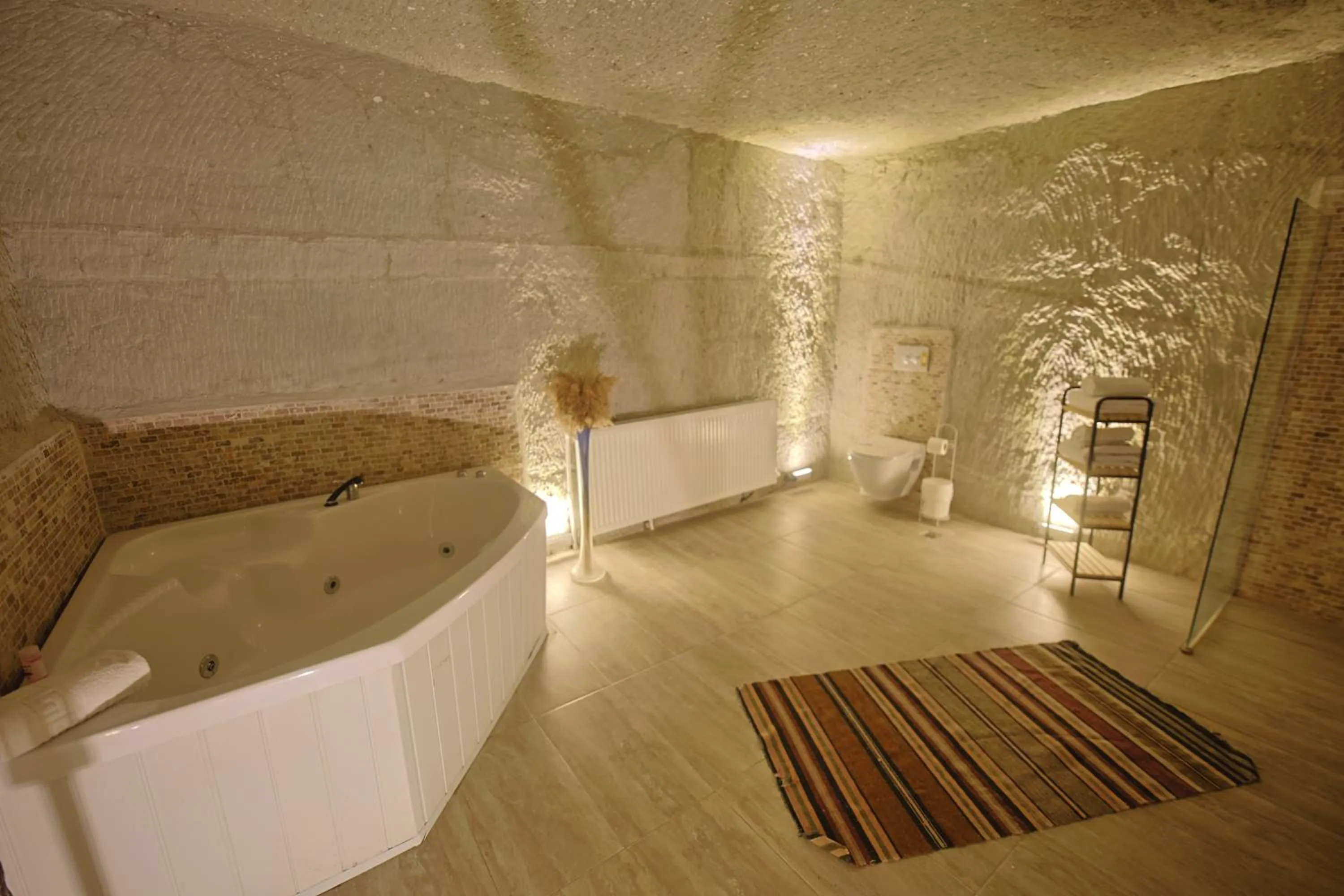 Hot Tub in My Cave Suites