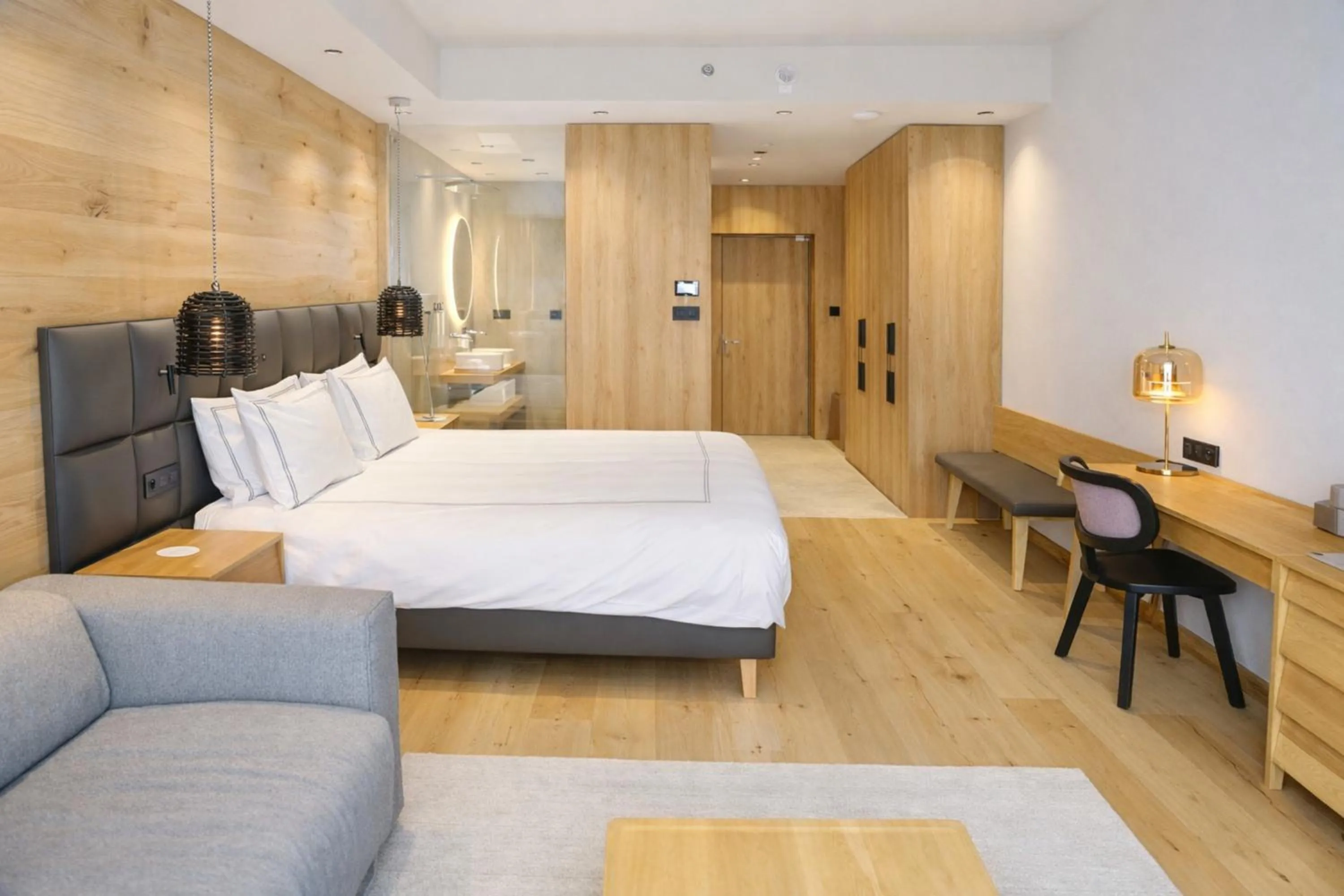 Shower, Bed in Swissôtel Damian Jasna