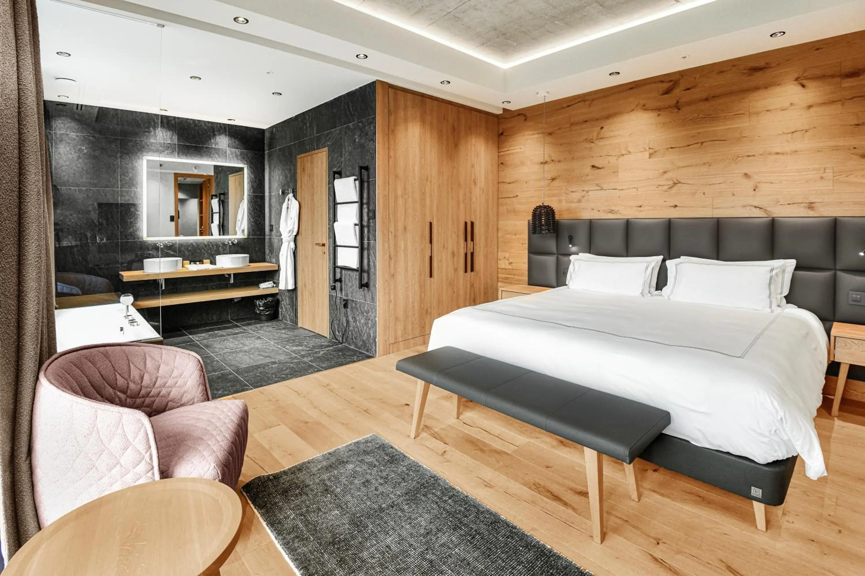 Bedroom, Bed in Swissôtel Damian Jasna