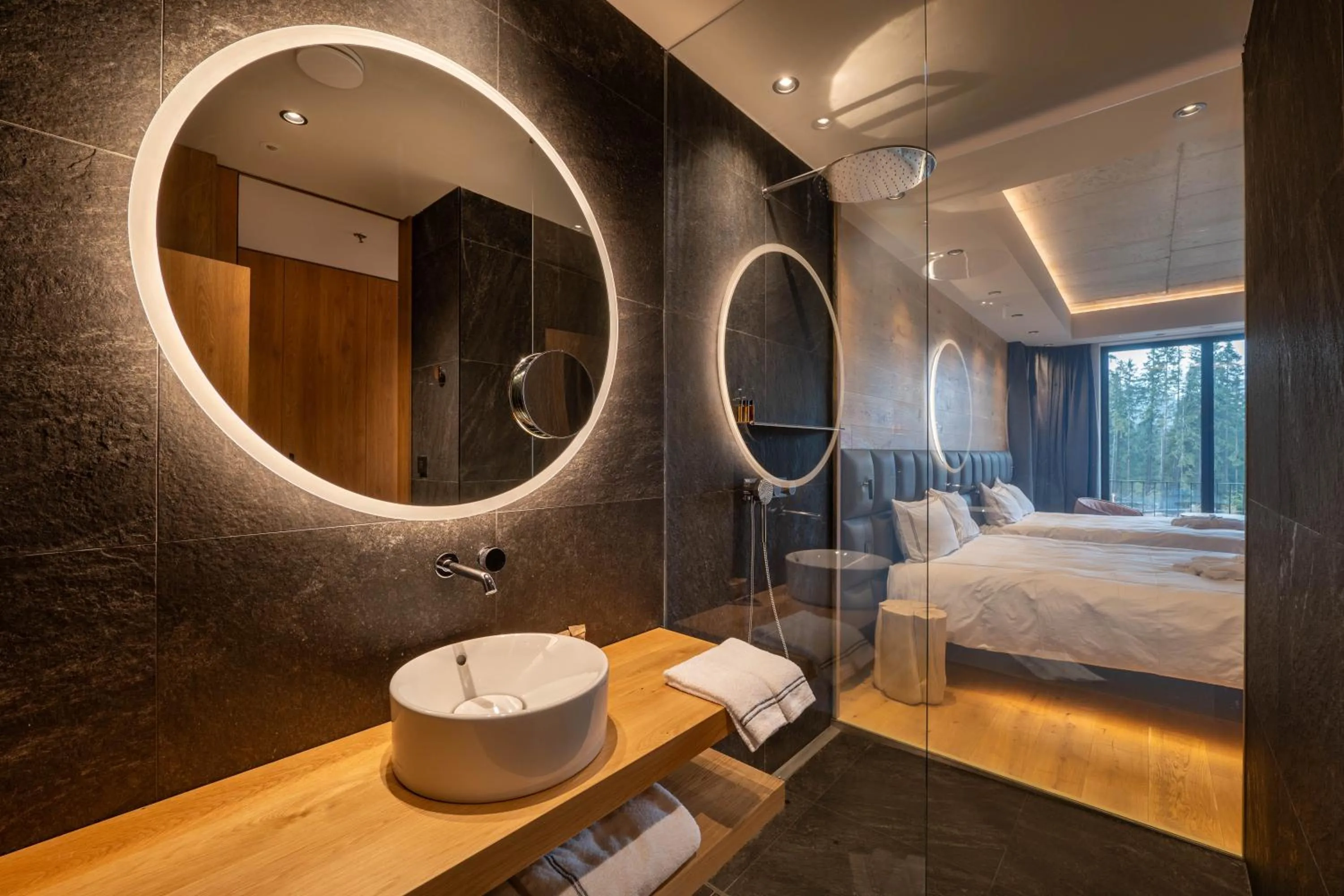 Shower, Bed in Swissôtel Damian Jasna