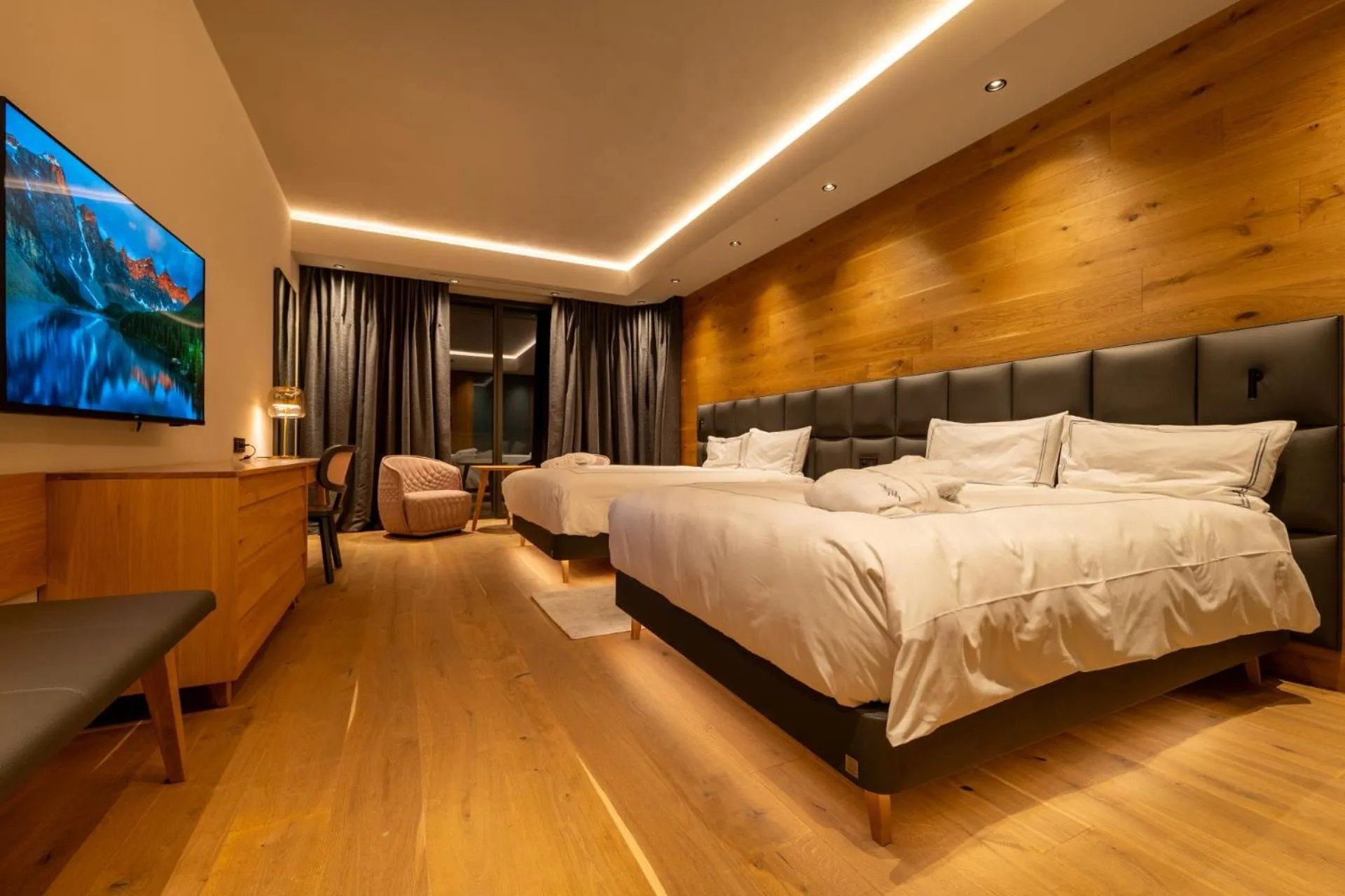 Night, Bed in Swissôtel Damian Jasna