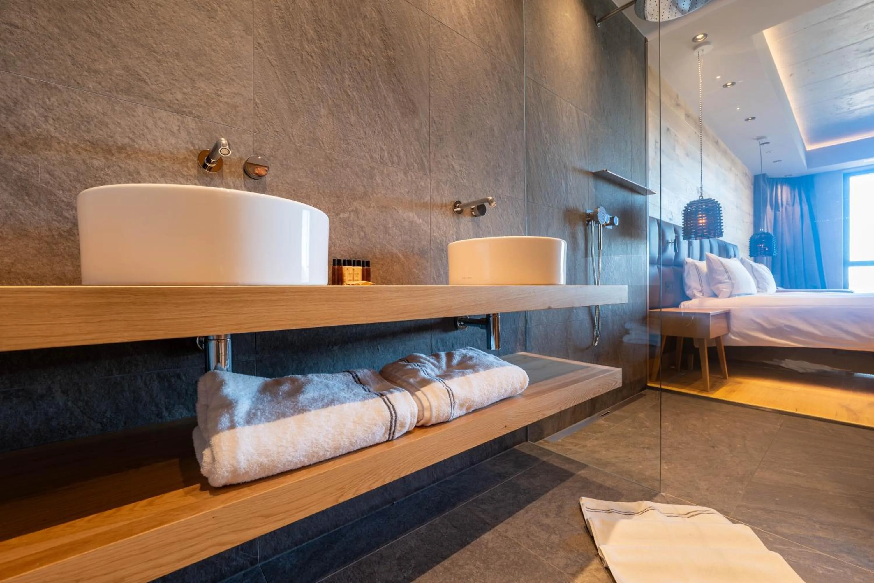 Shower, Bed in Swissôtel Damian Jasna