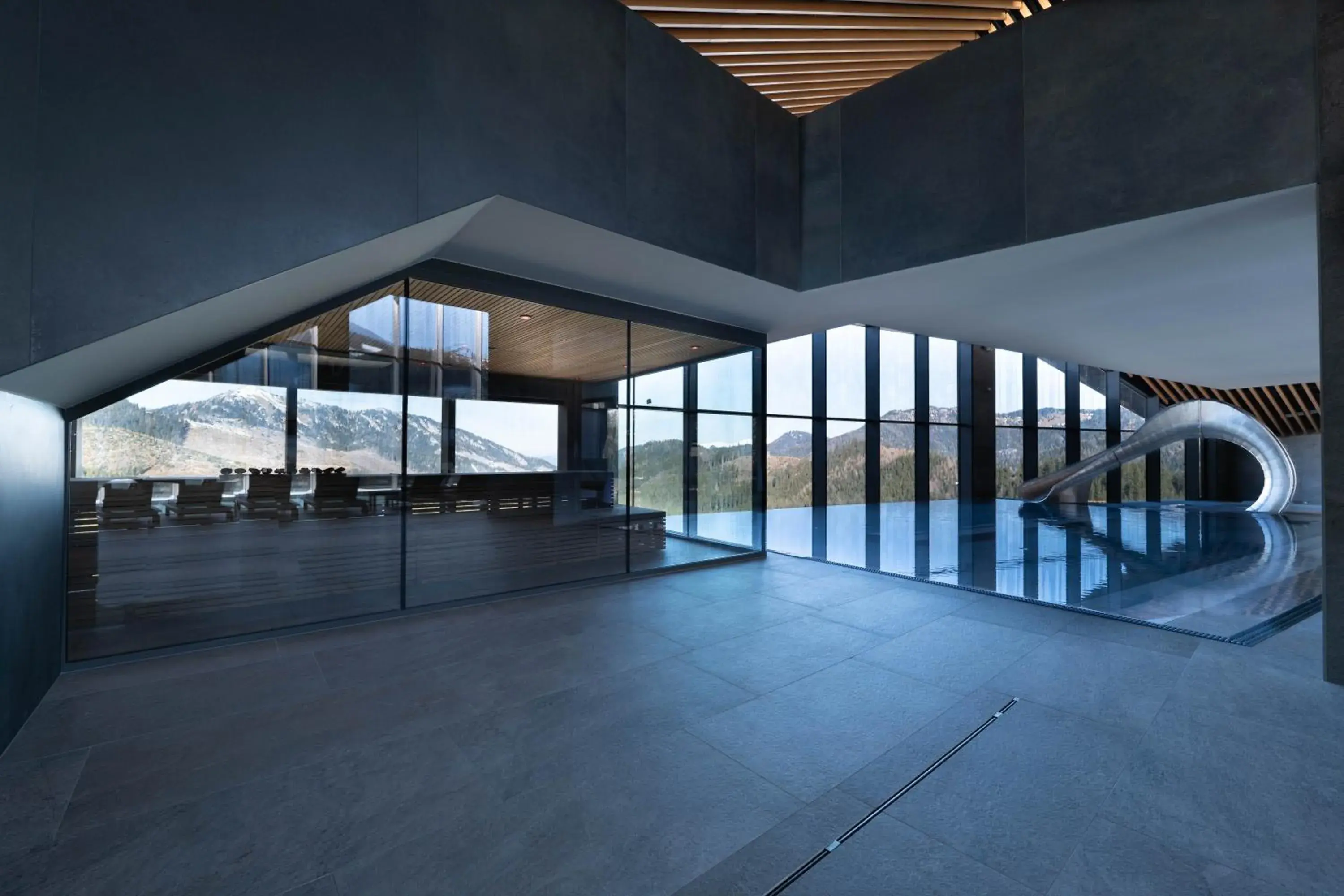 Swimming pool in Swissôtel Damian Jasna Swimming pool in Swissôtel Damian Jasna