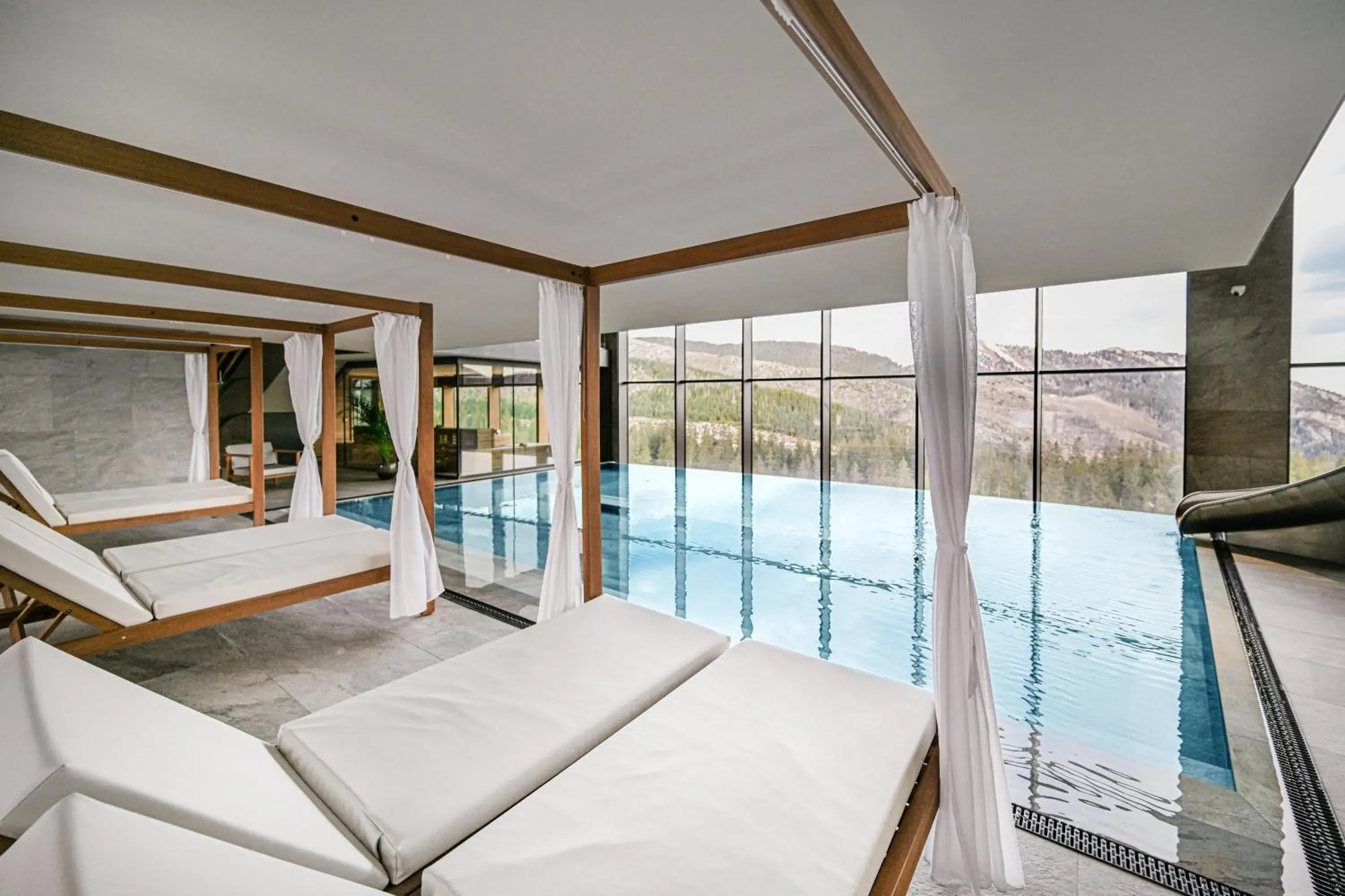 Swimming pool in Swissôtel Damian Jasna Swimming pool in Swissôtel Damian Jasna