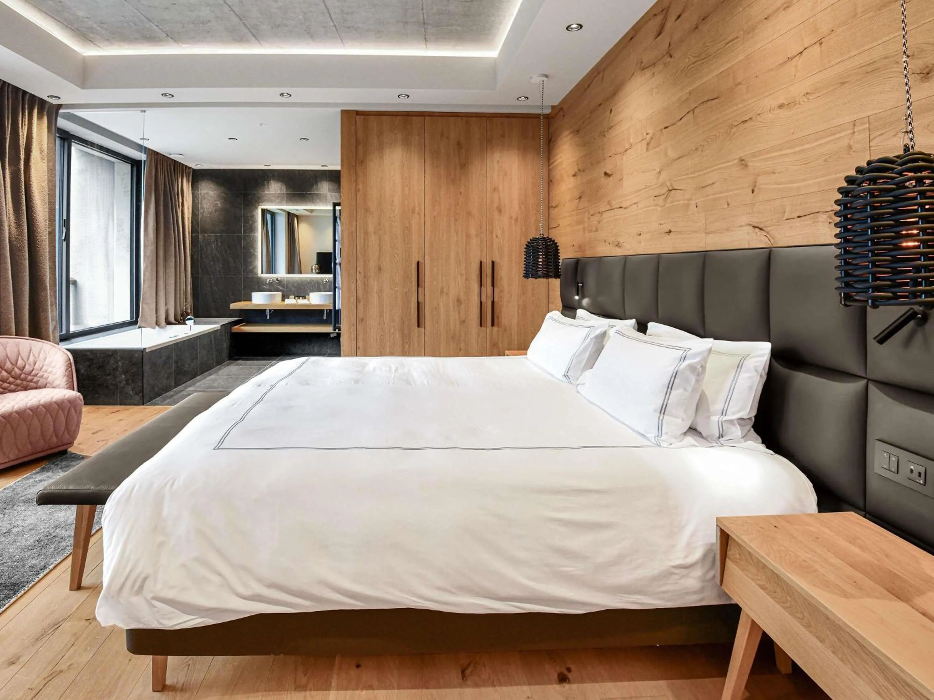 Bedroom, Bed in Swissôtel Damian Jasna