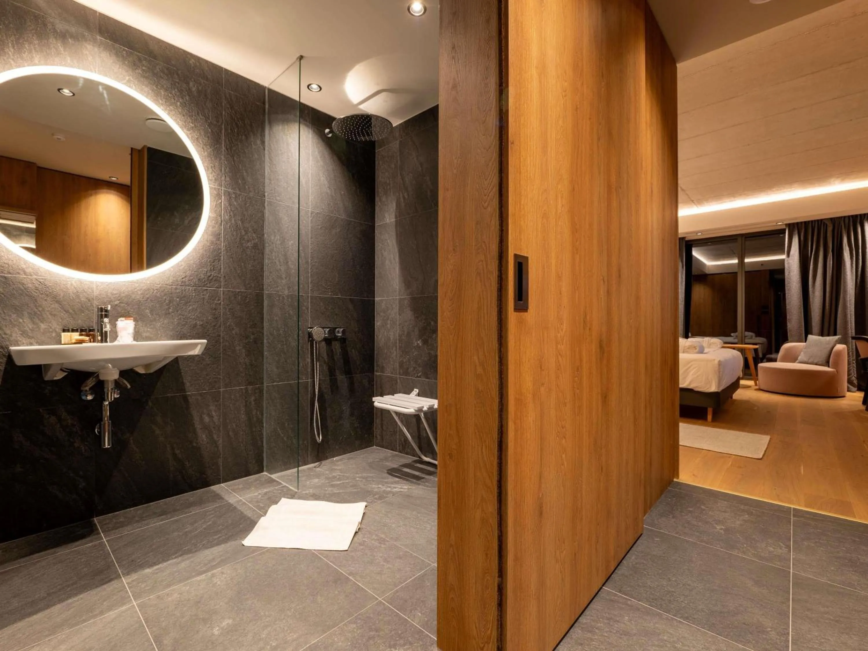 Bedroom in Swissôtel Damian Jasna