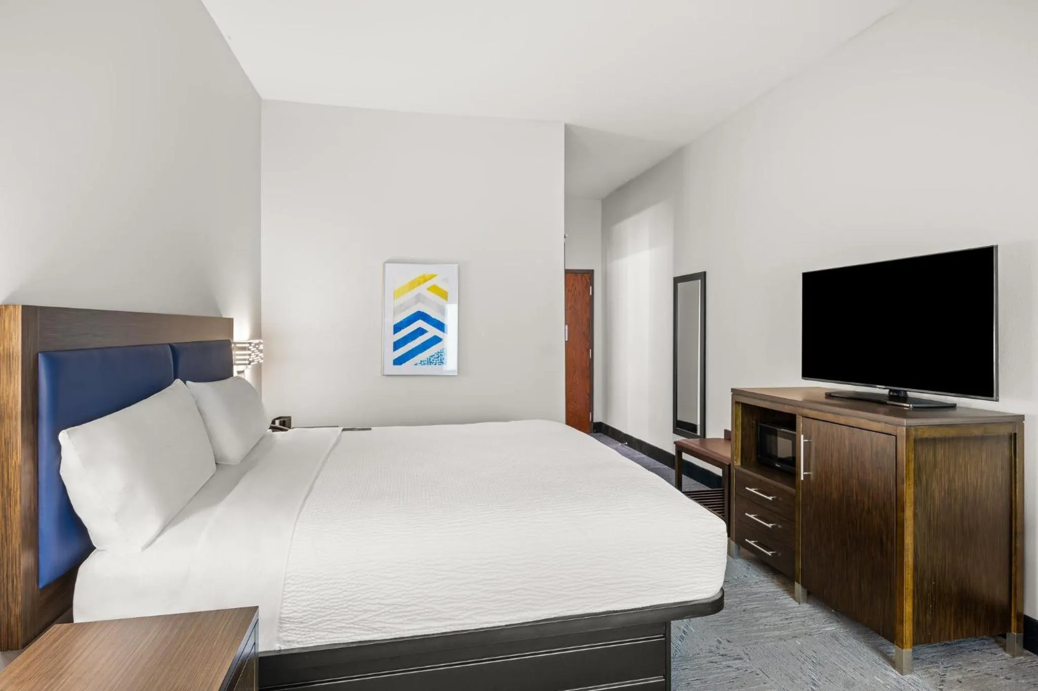 Photo of the whole room, Bed in Holiday Inn Express Asheville Woodfin by IHG