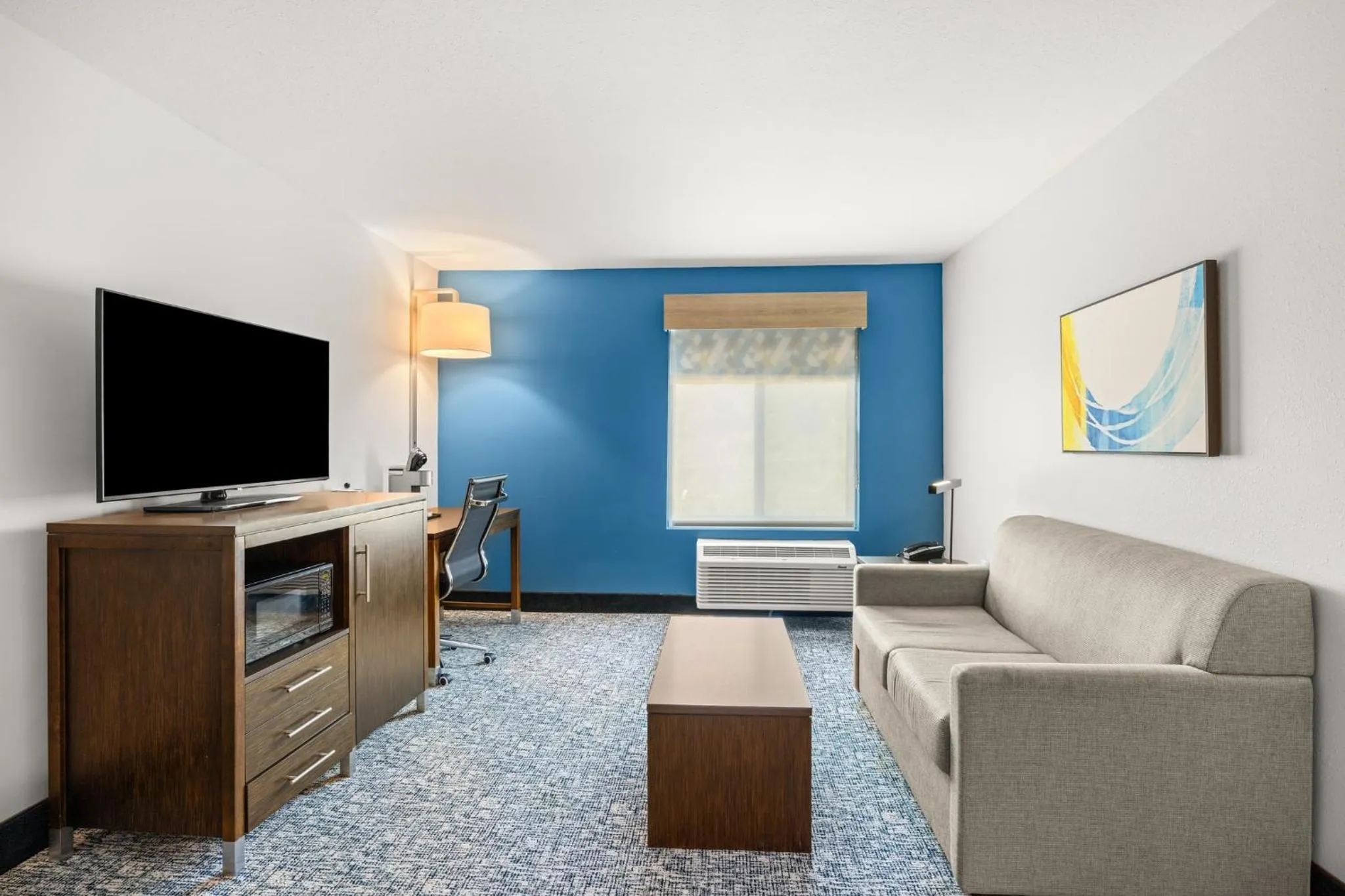 Bedroom in Holiday Inn Express Asheville Woodfin by IHG