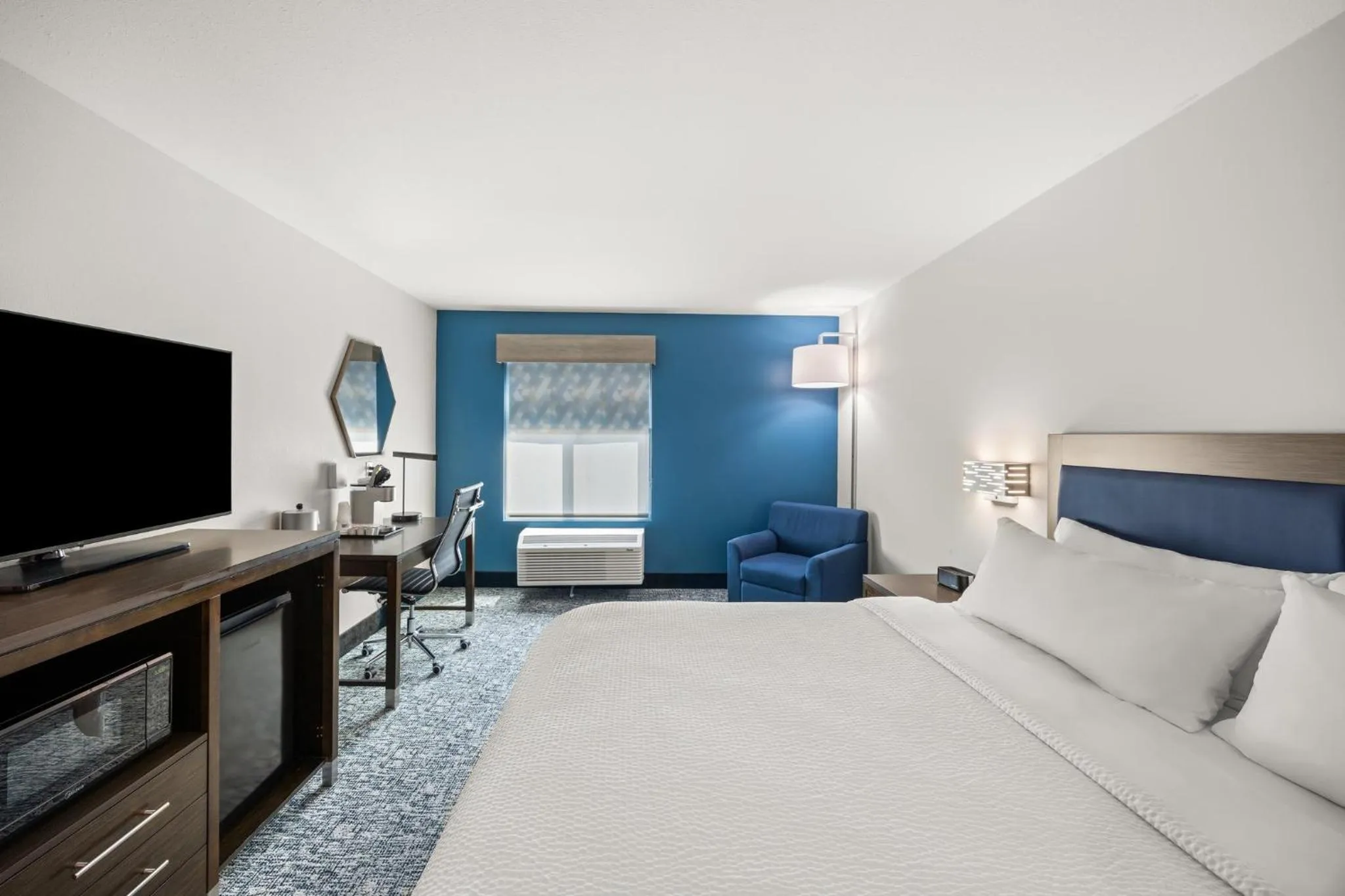 Photo of the whole room, Bed in Holiday Inn Express Asheville Woodfin by IHG