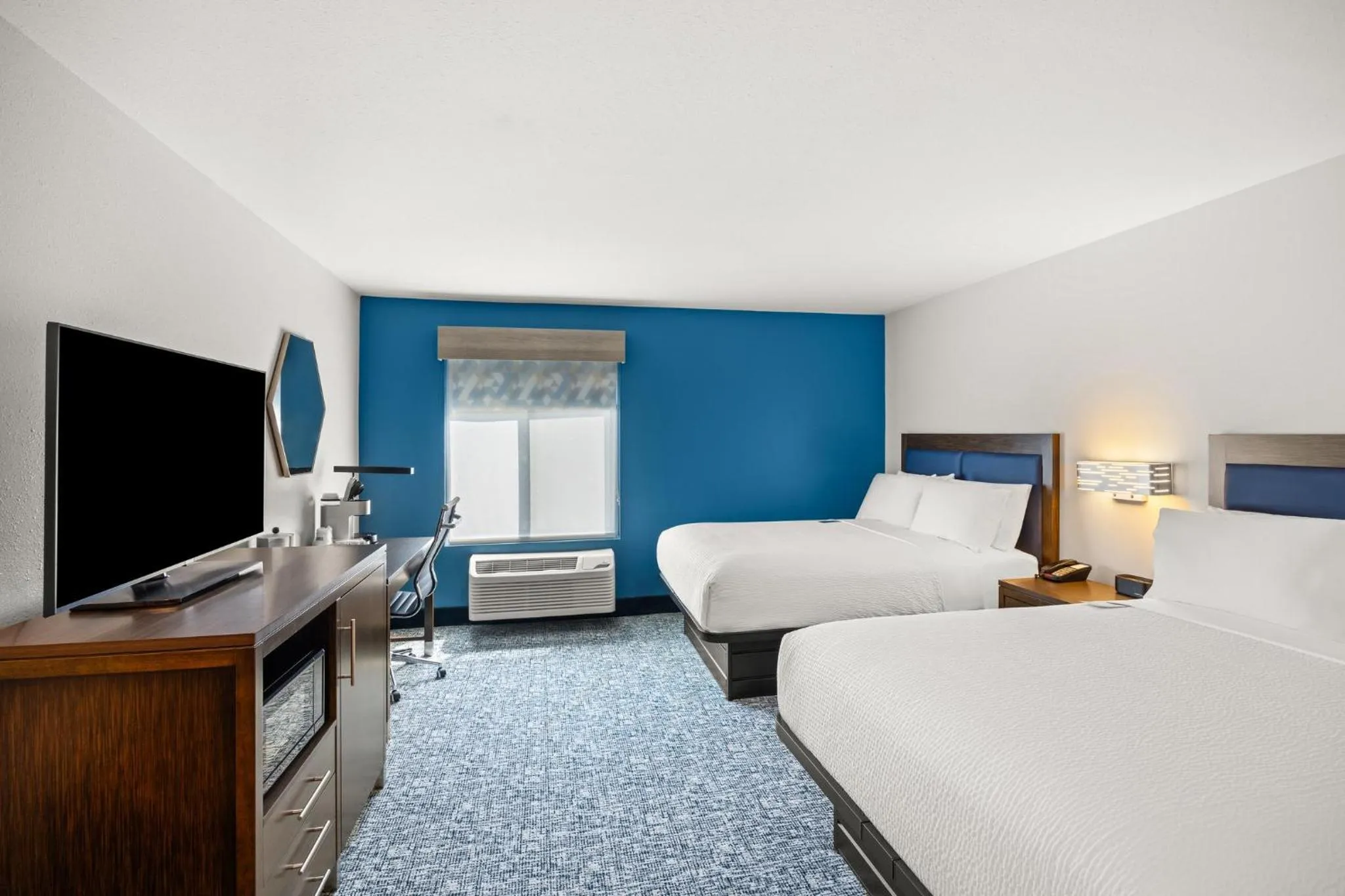 Photo of the whole room, Bed in Holiday Inn Express Asheville Woodfin by IHG