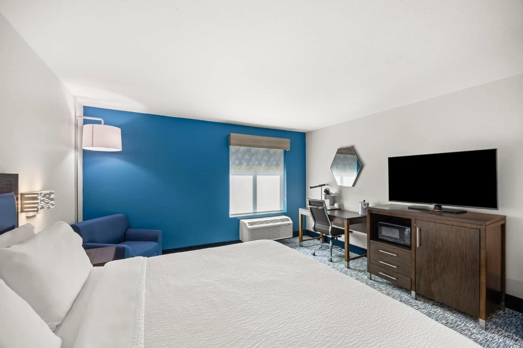 Photo of the whole room, Bed in Holiday Inn Express Asheville Woodfin by IHG