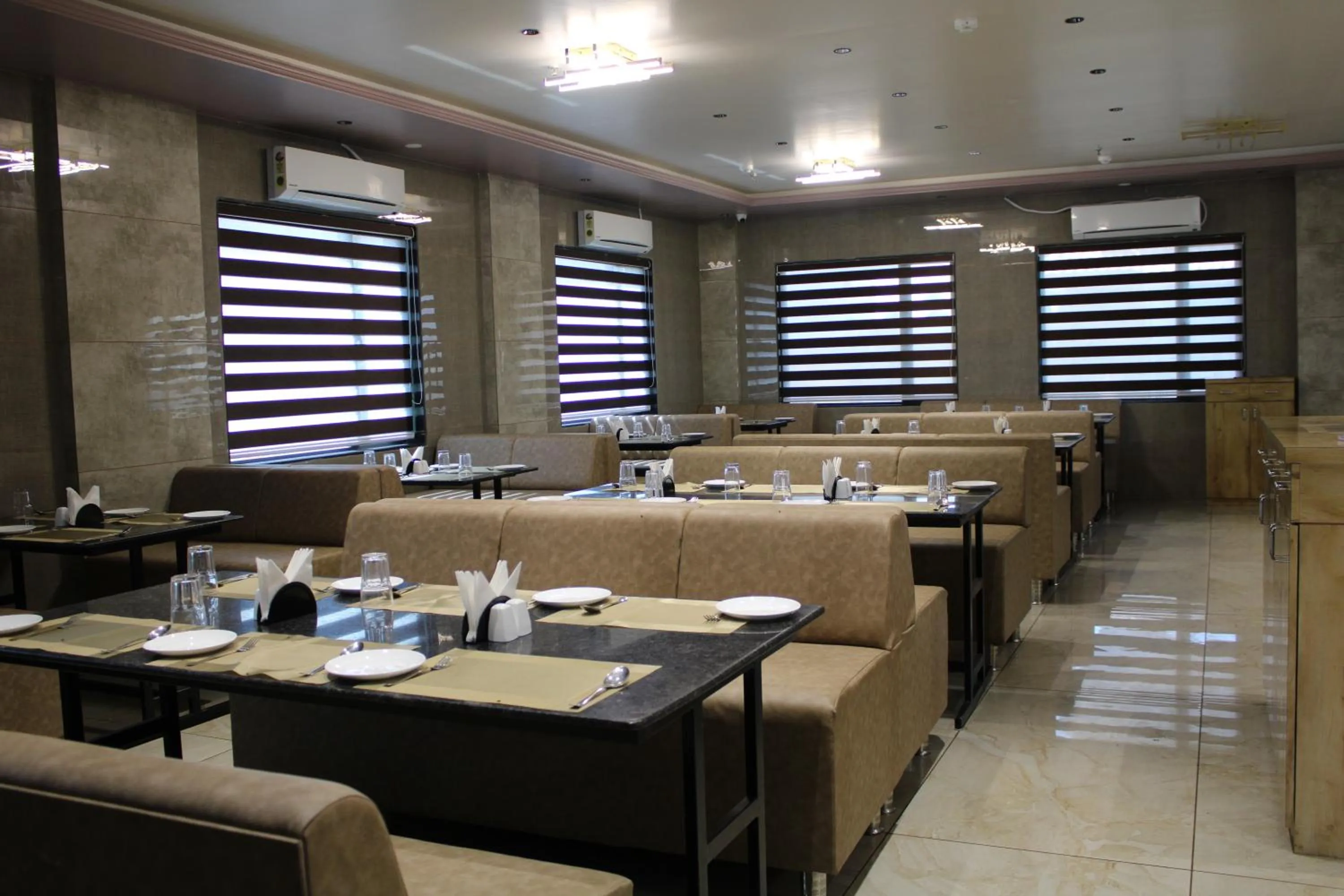 Restaurant/places to eat in Clarks Collection Somnath