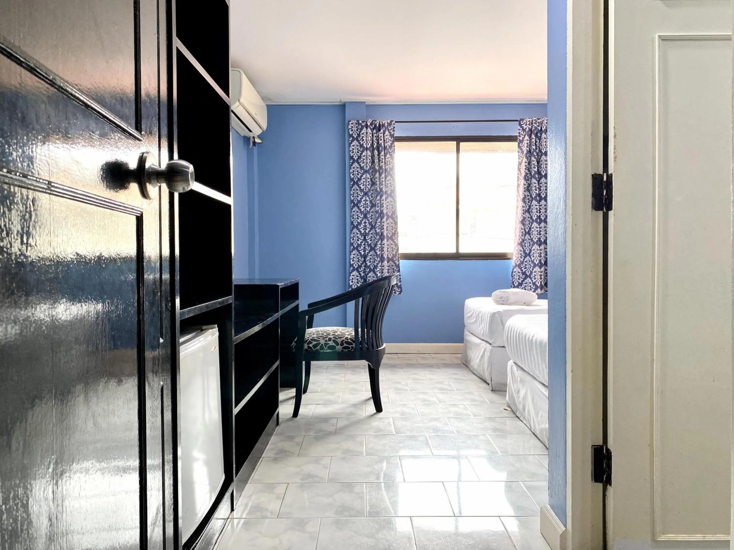 Seating area, Bed in Minotel Patong