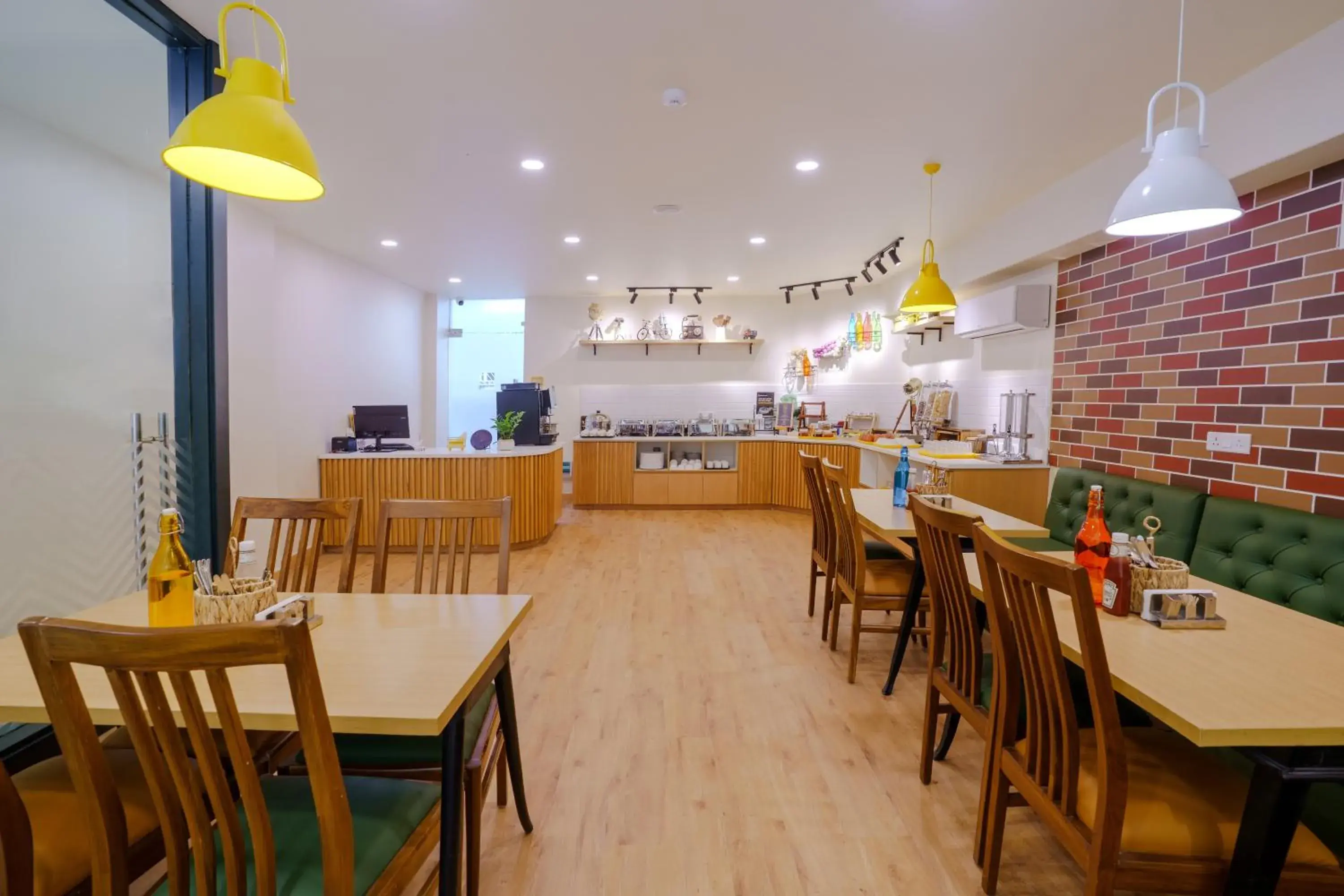 Restaurant/places to eat in Bloom Hotel - GK2 Restaurant/places to eat in Bloom Hotel - GK2