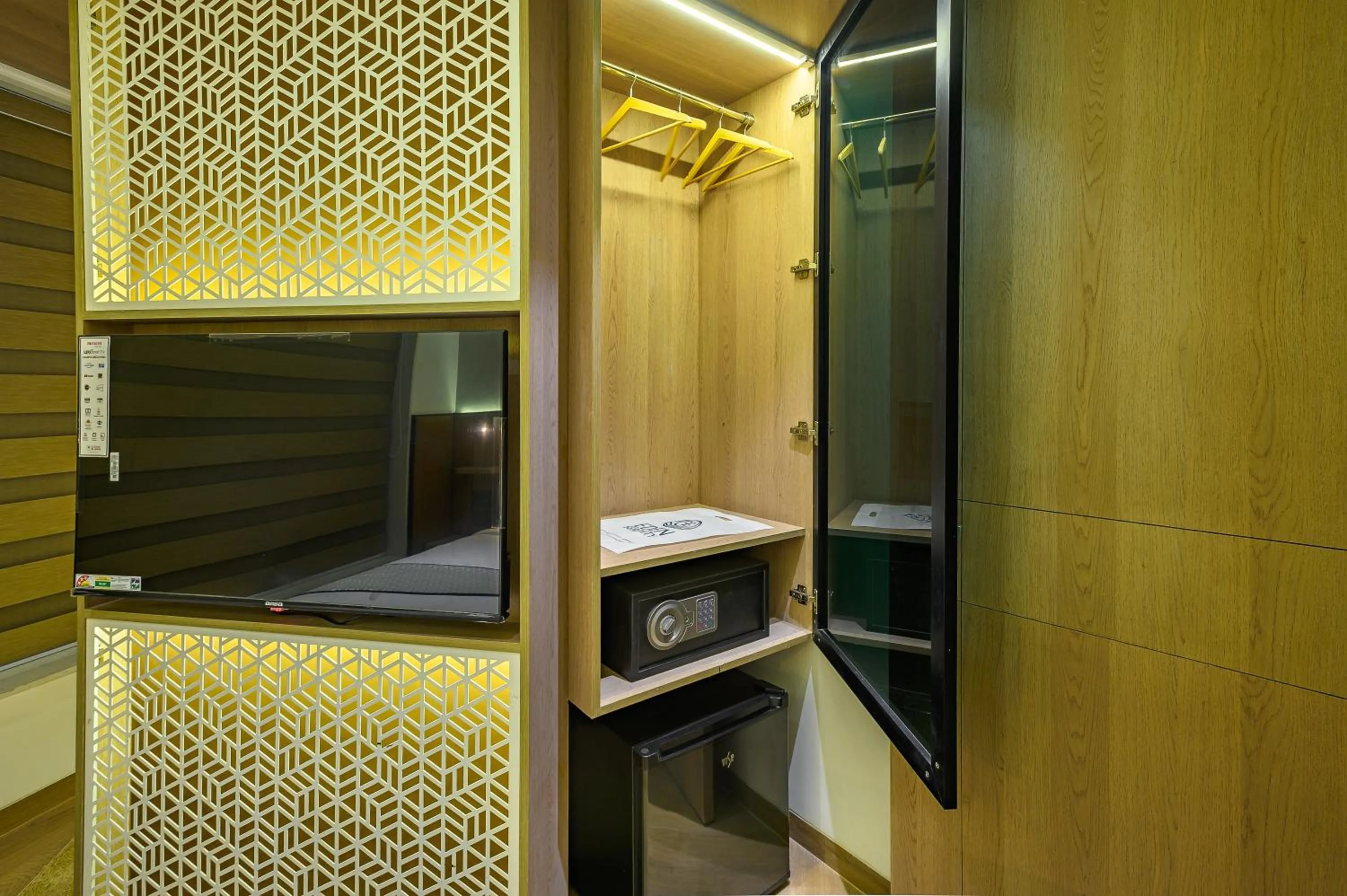 wardrobe in Hotel Eden Serenity