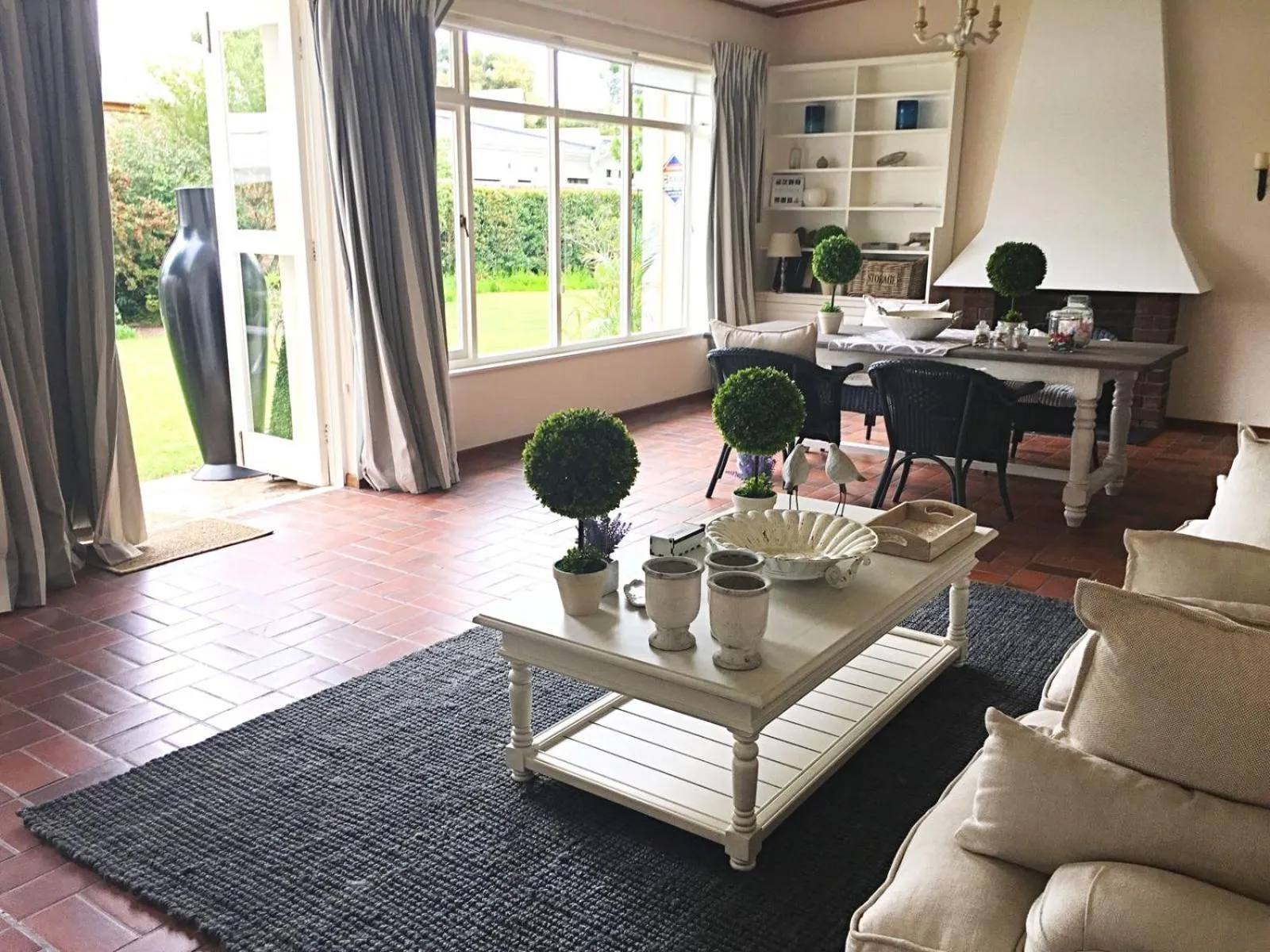 Communal lounge/ TV room in Oude Berg Guesthouse - 10 Caledon Street