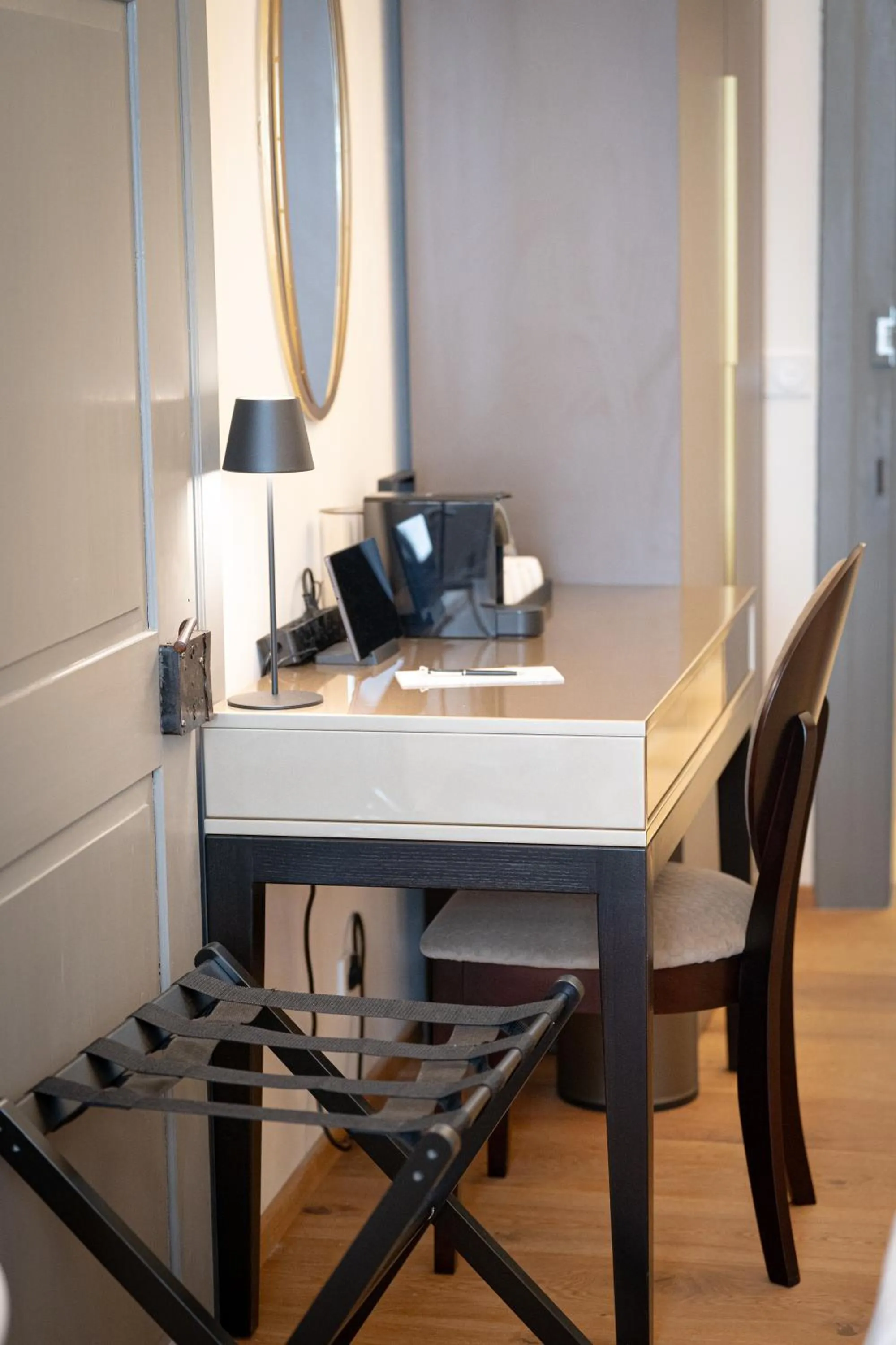 hair dresser in Maxim Suites by Elias Holl