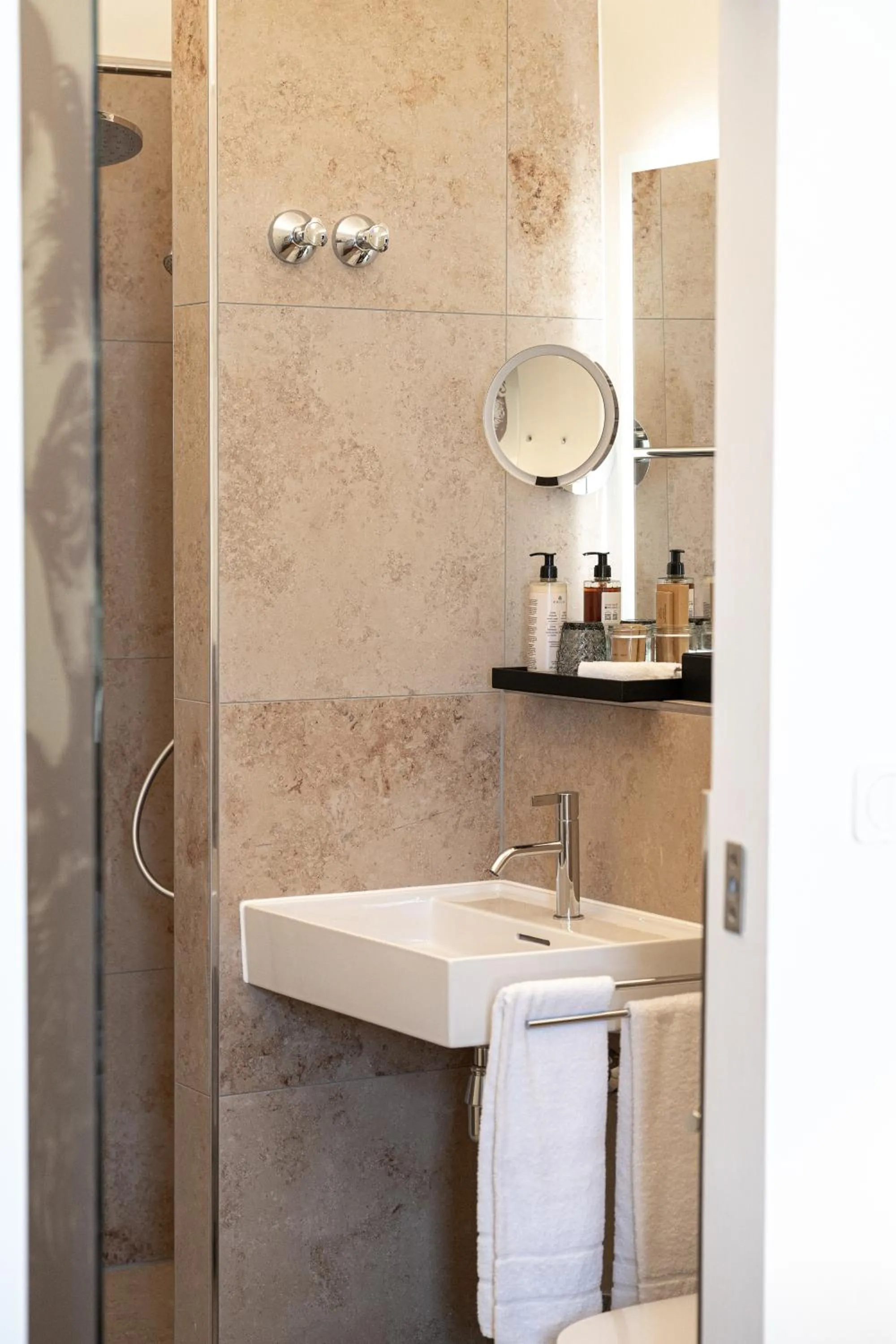 Shower in Maxim Suites by Elias Holl