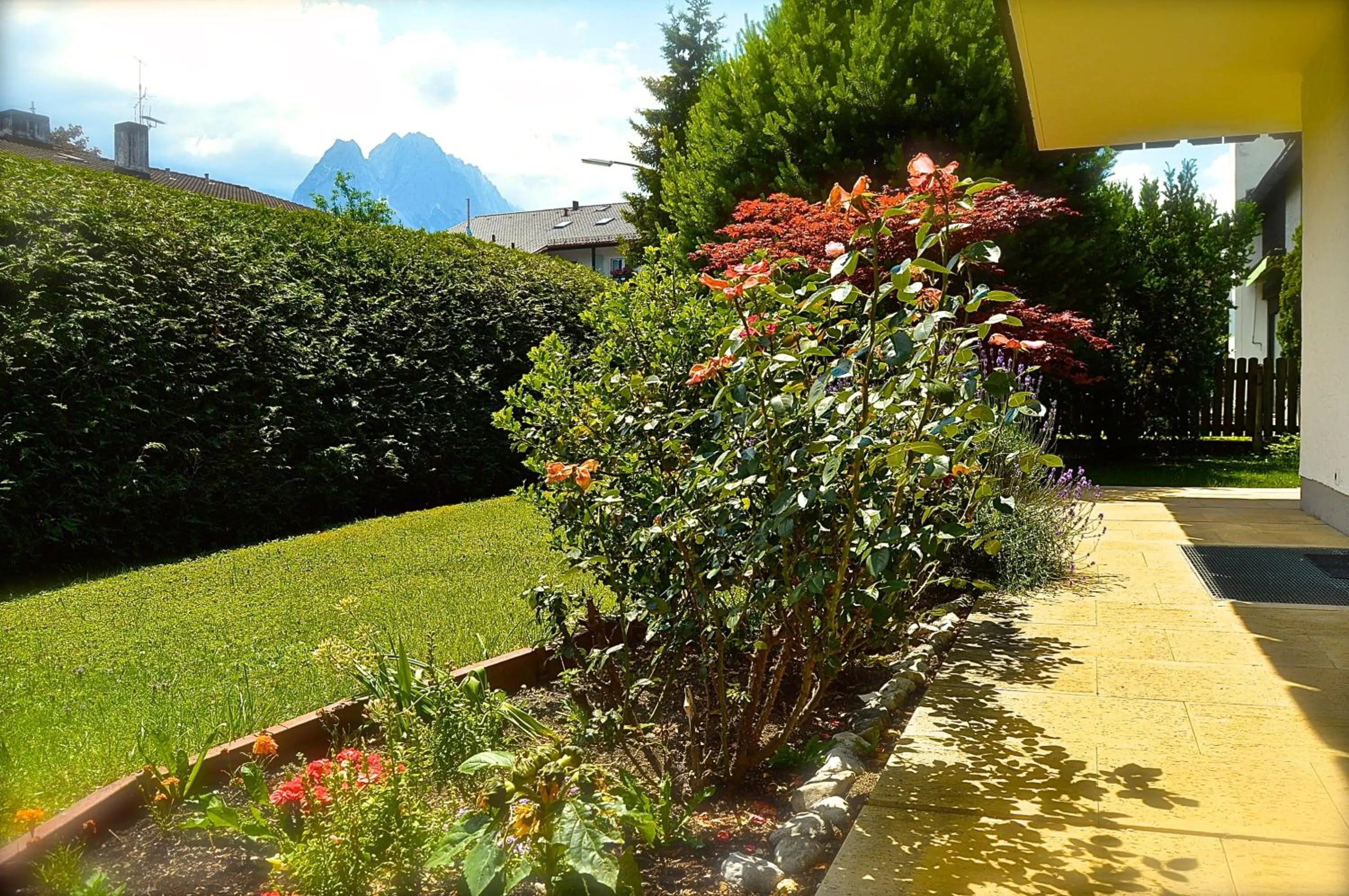 Garden in Yeti Lux - Family Garden Lodge
