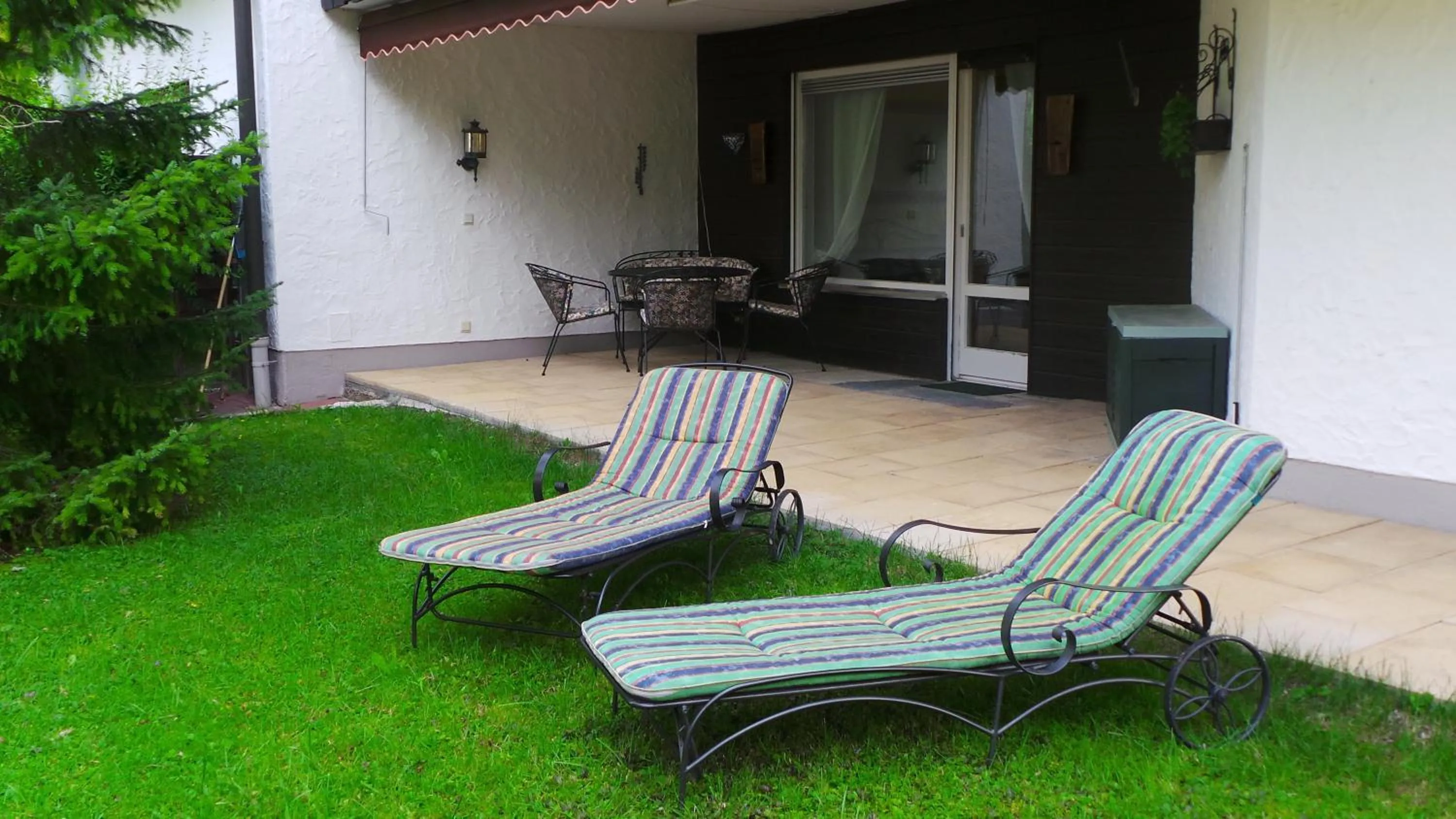 Property building in Yeti Lux - Family Garden Lodge