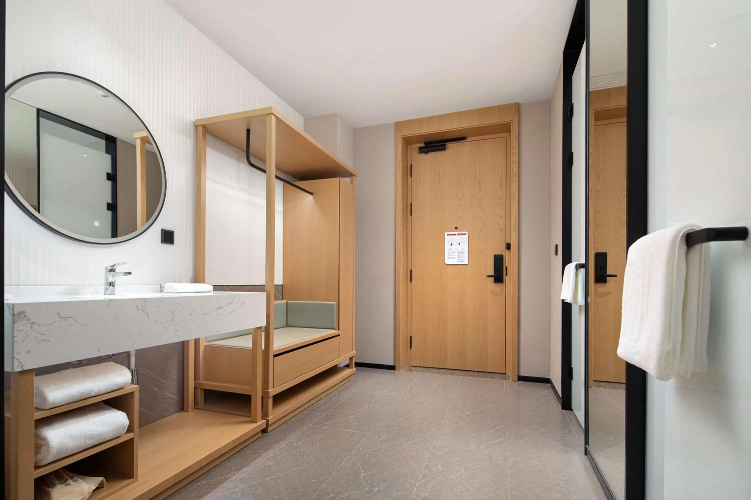 Bathroom, Bed in Hilton Garden Inn Shenzhen Guangming Hongqiao Park