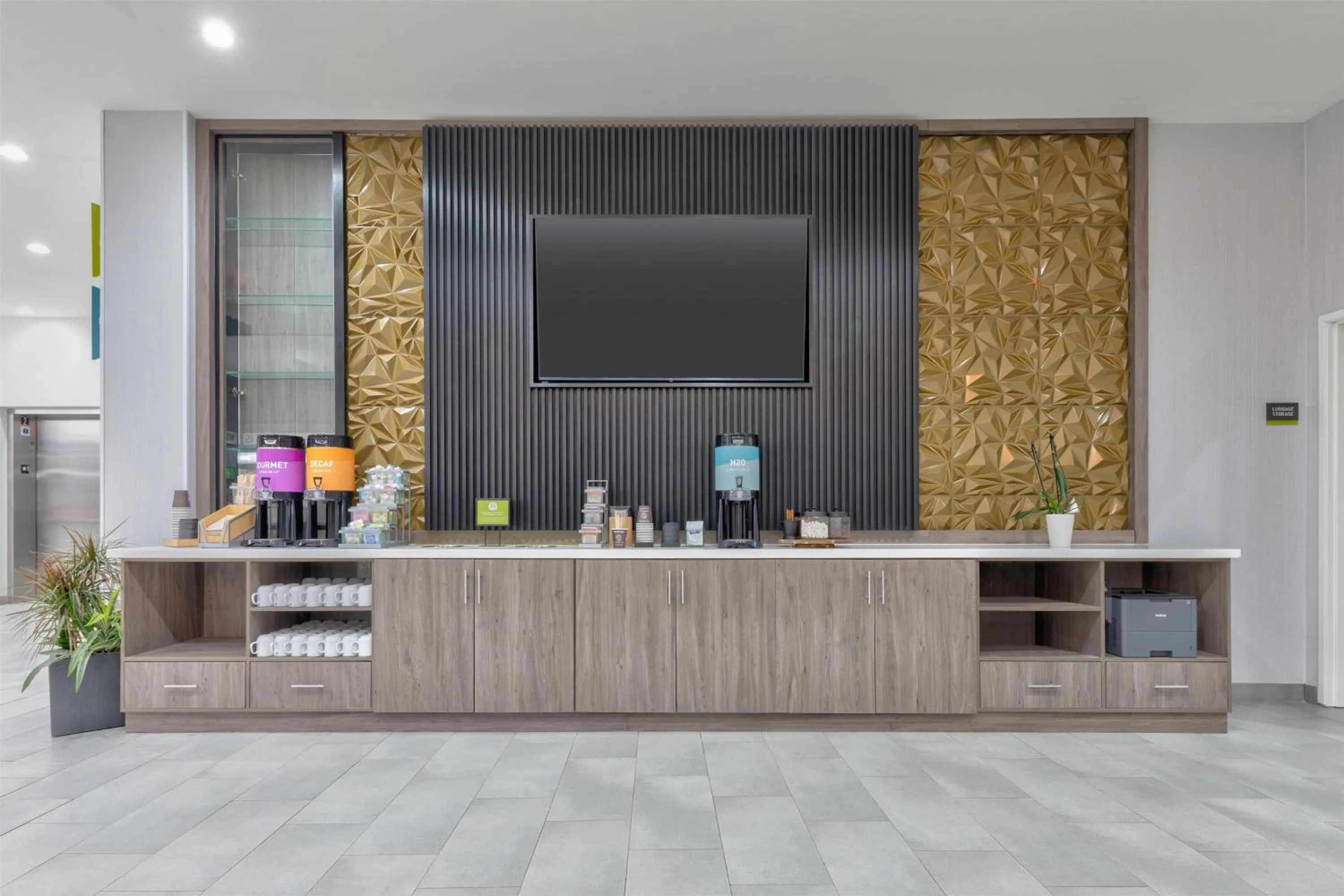 Dining area in Home2 Suites By Hilton Paris