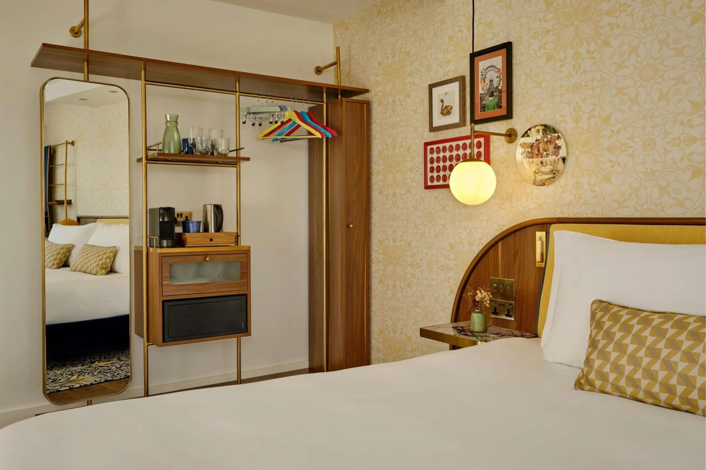 Photo of the whole room, Bed in Park Grand London Kensington