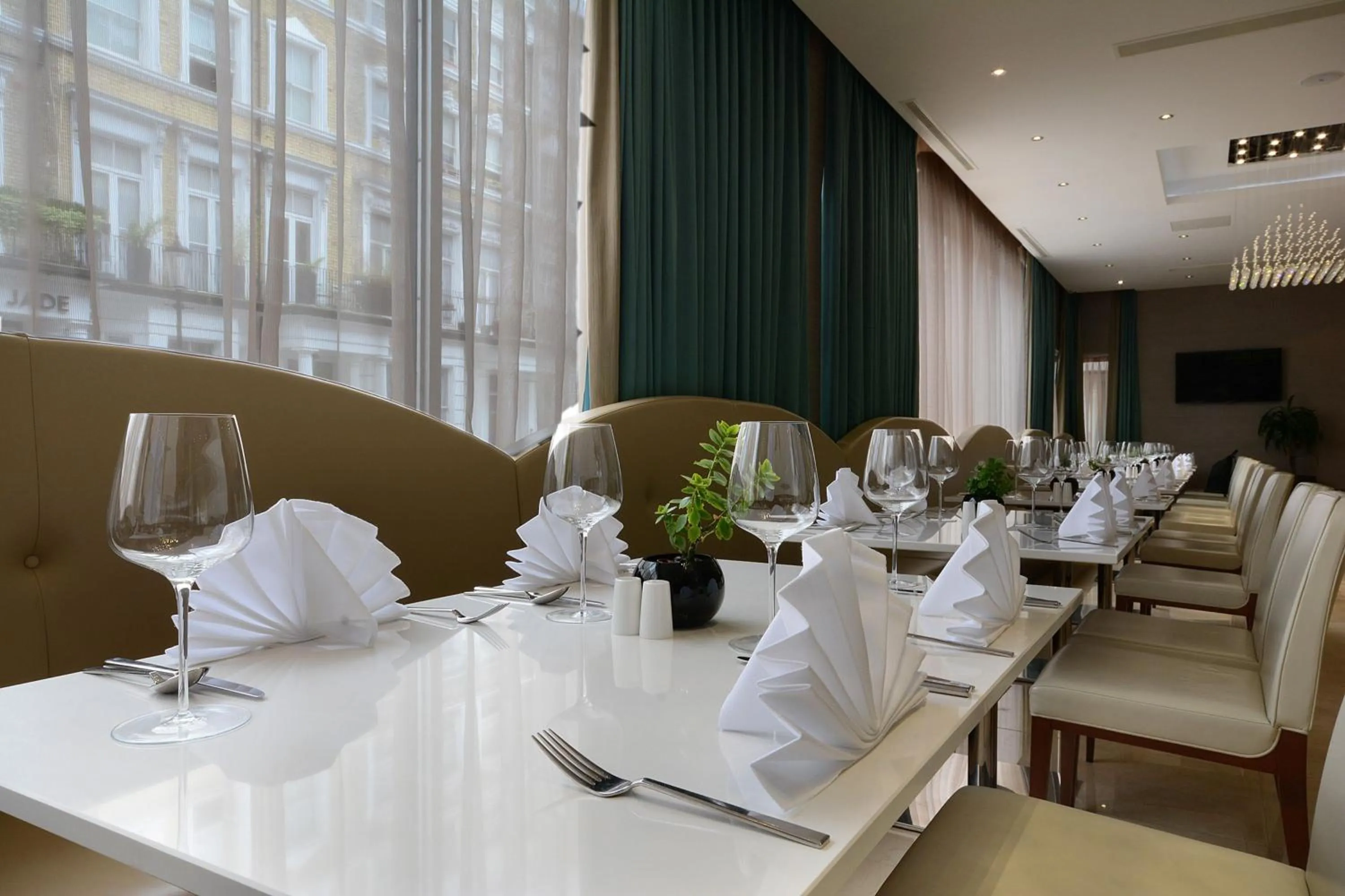 Restaurant/places to eat in Park Grand London Kensington