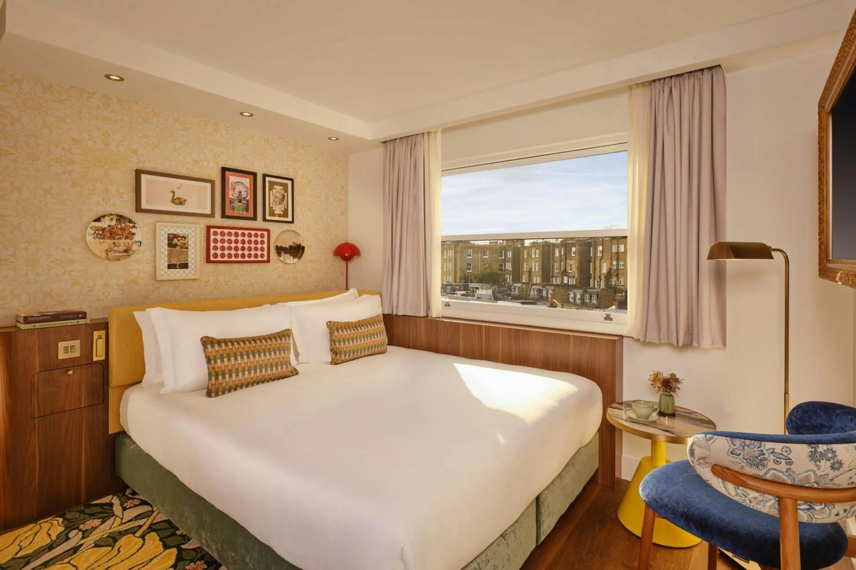 Photo of the whole room, Bed in Park Grand London Kensington